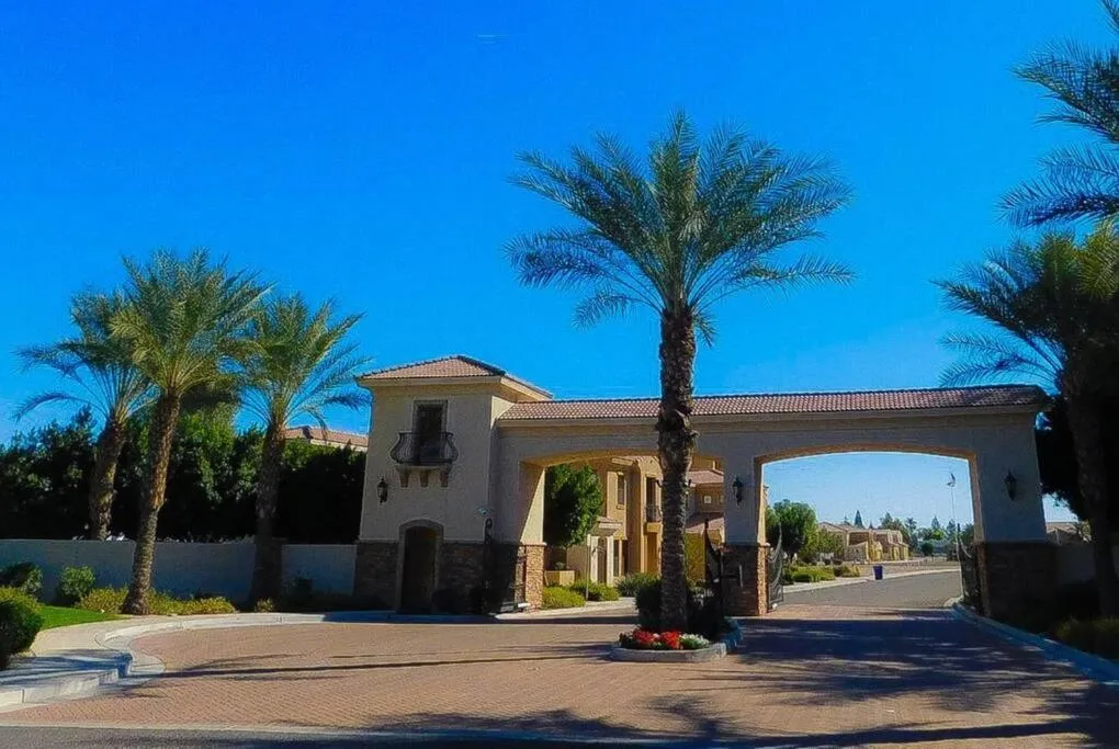 Gated townhouse with heated pool, hot tub, near US60