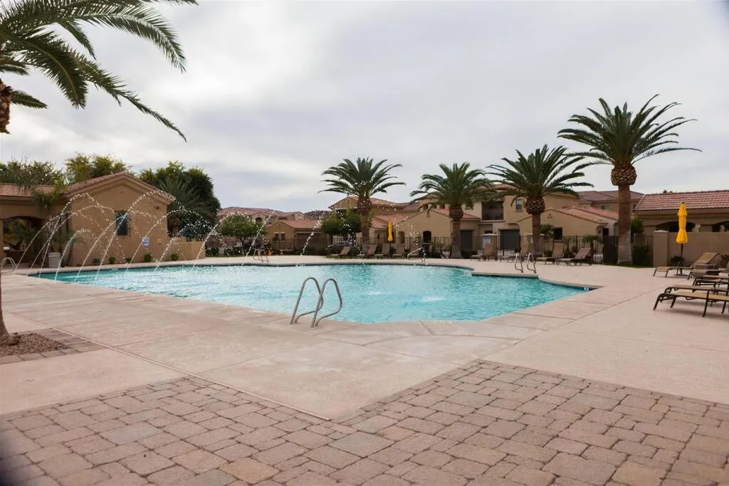 Gated townhouse with heated pool, hot tub, near US60