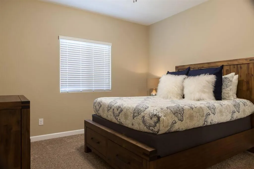 Bed in Gated townhouse with heated pool, hot tub, near US60
