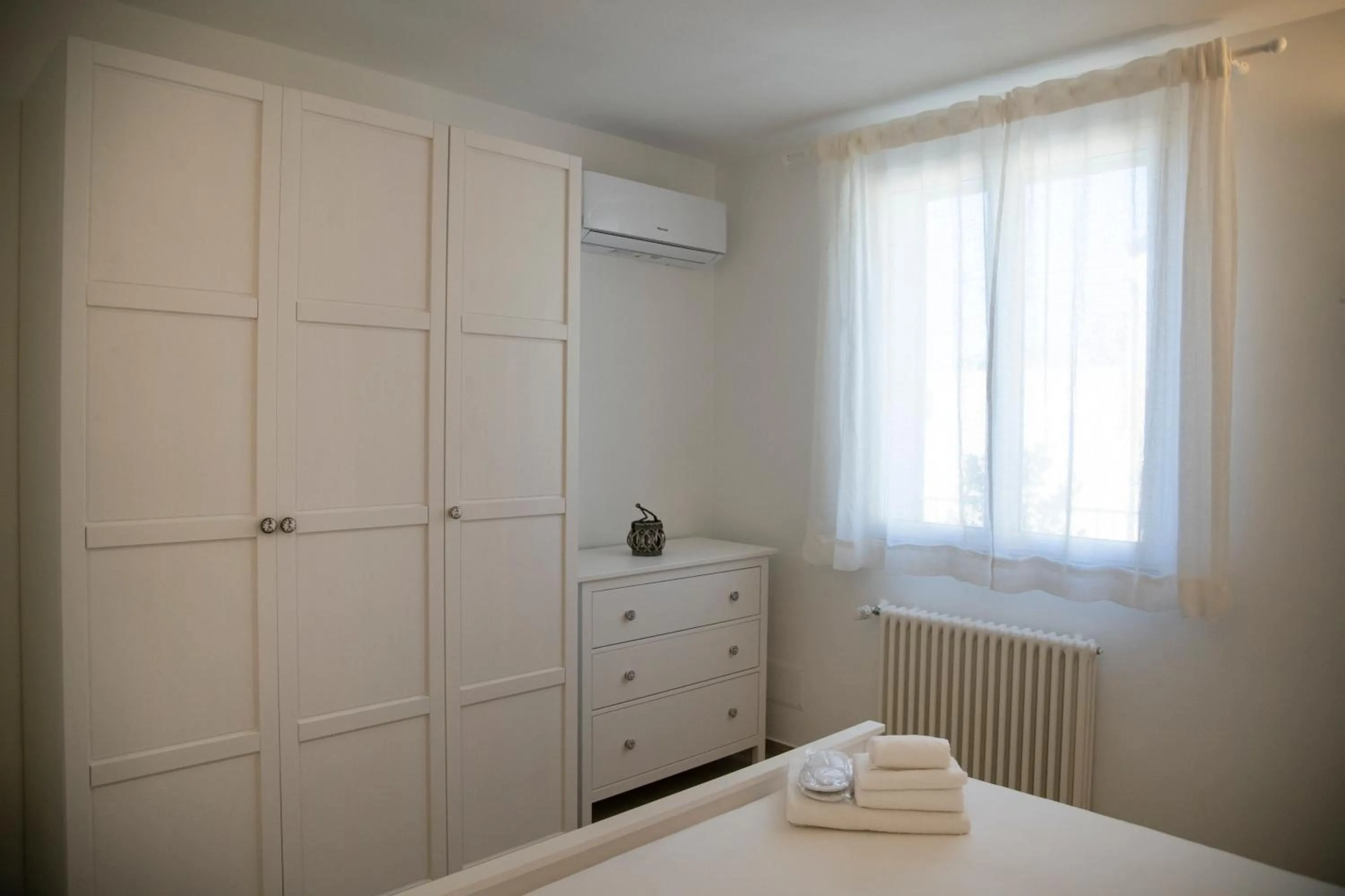 Photo of the whole room, Bed in Bianco di Mare