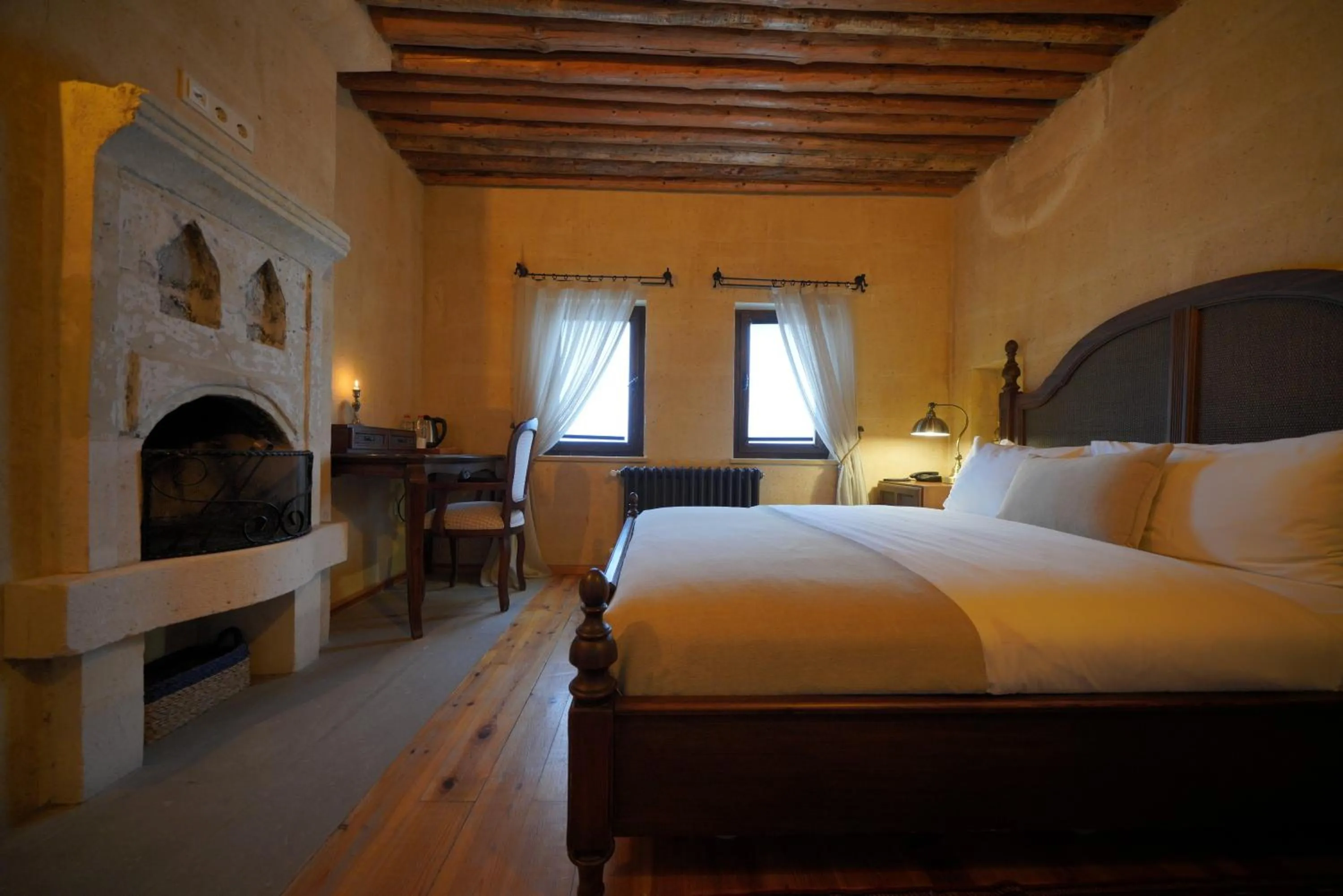 Photo of the whole room, Bed in Maya Cave