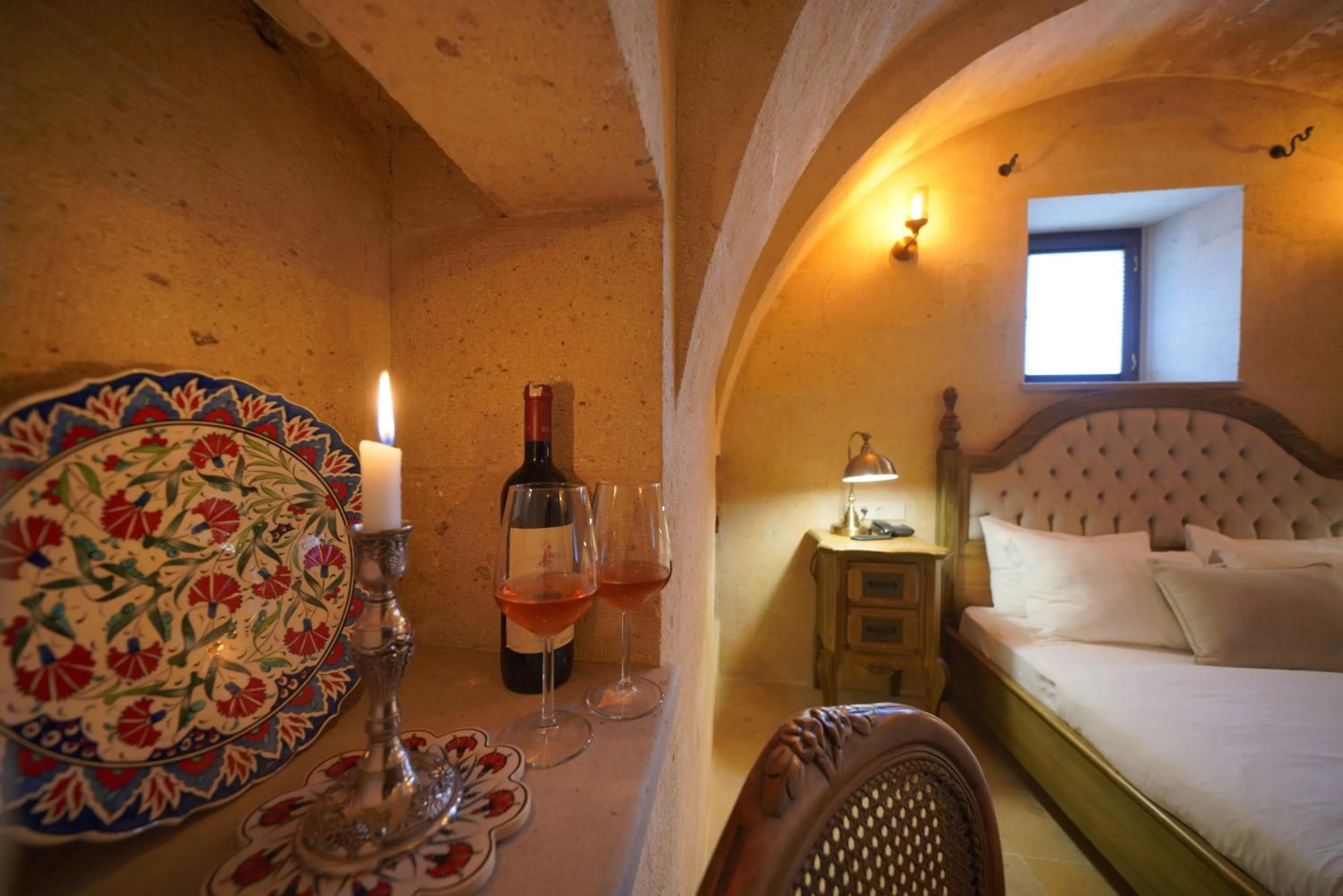 Photo of the whole room, Bed in Maya Cave