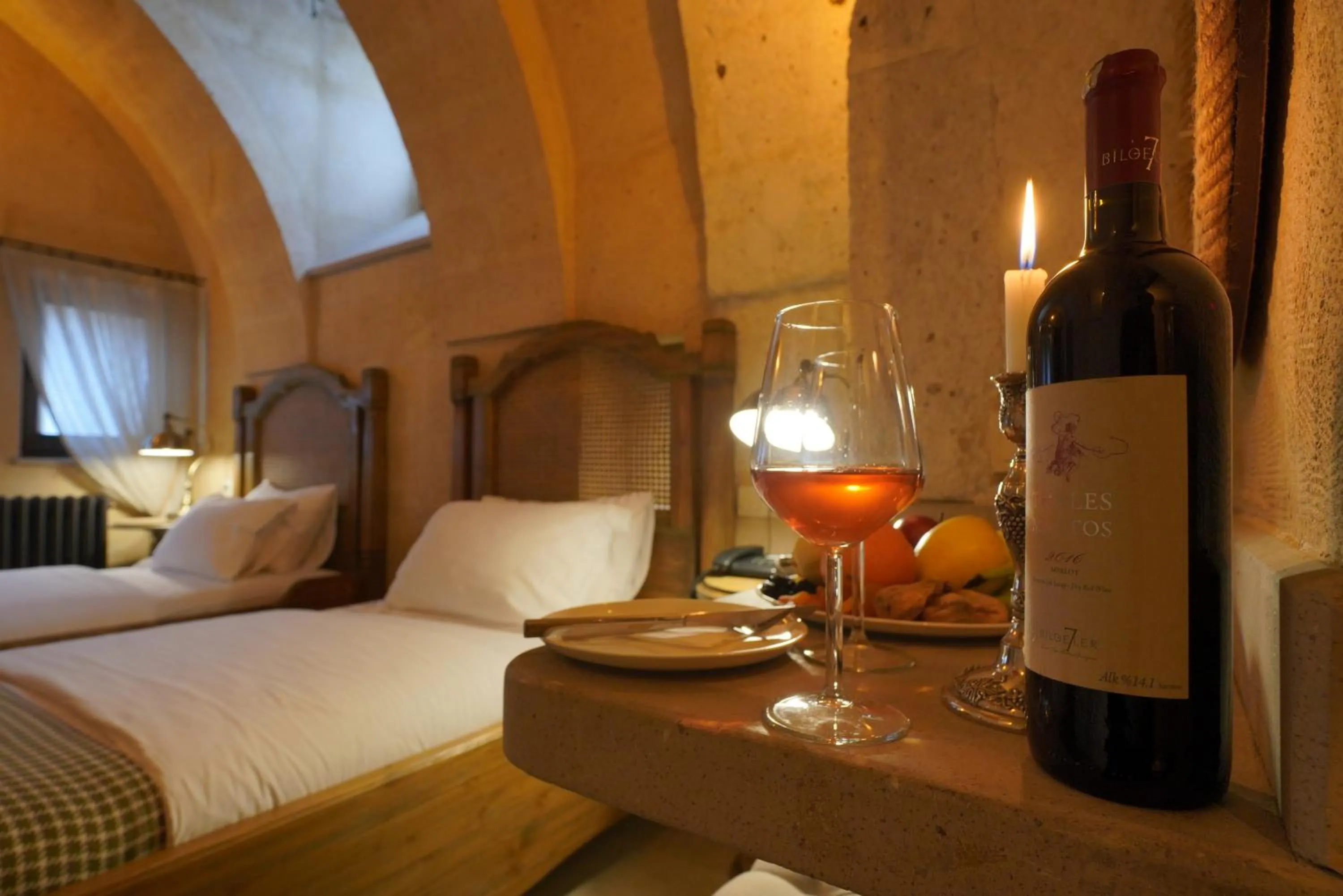 Photo of the whole room, Bed in Maya Cave