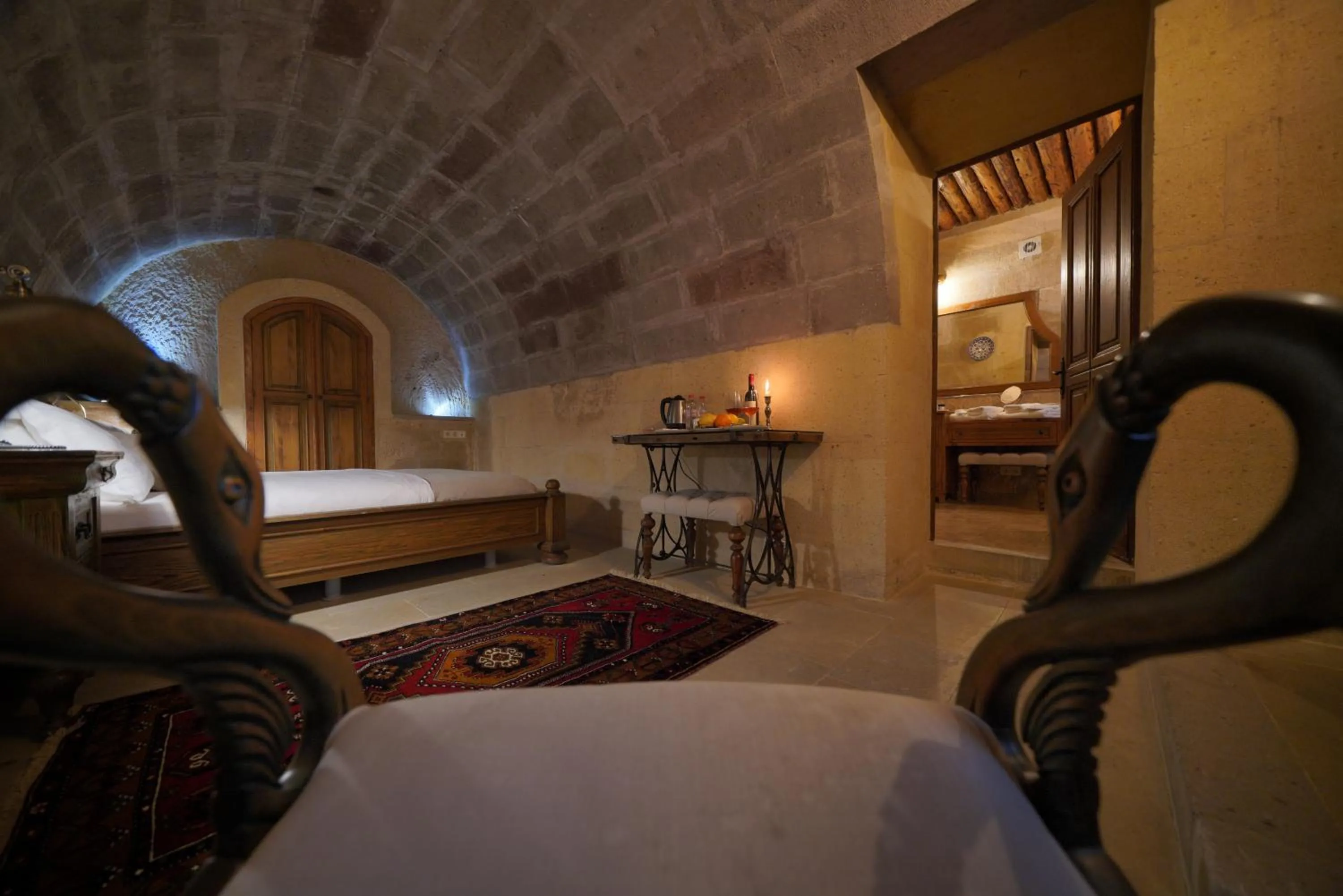 Photo of the whole room, Bed in Maya Cave