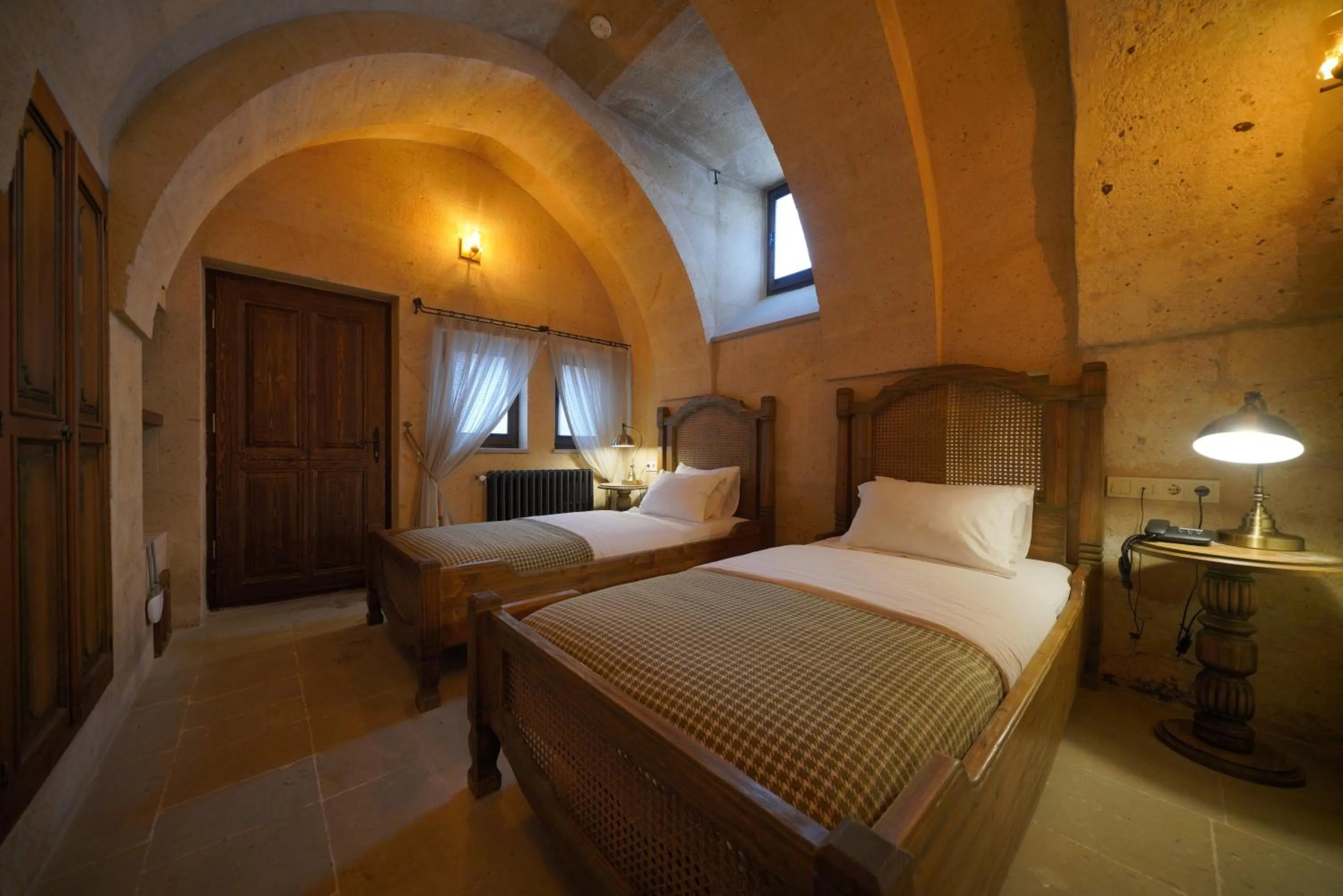 Photo of the whole room, Bed in Maya Cave