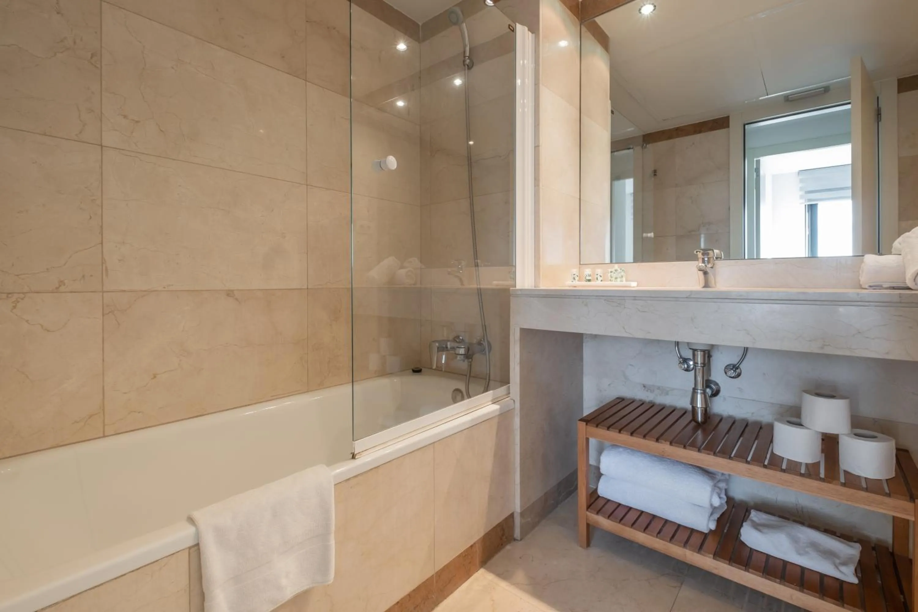 Bathroom in Rent Top Apartments Beach-Diagonal Mar