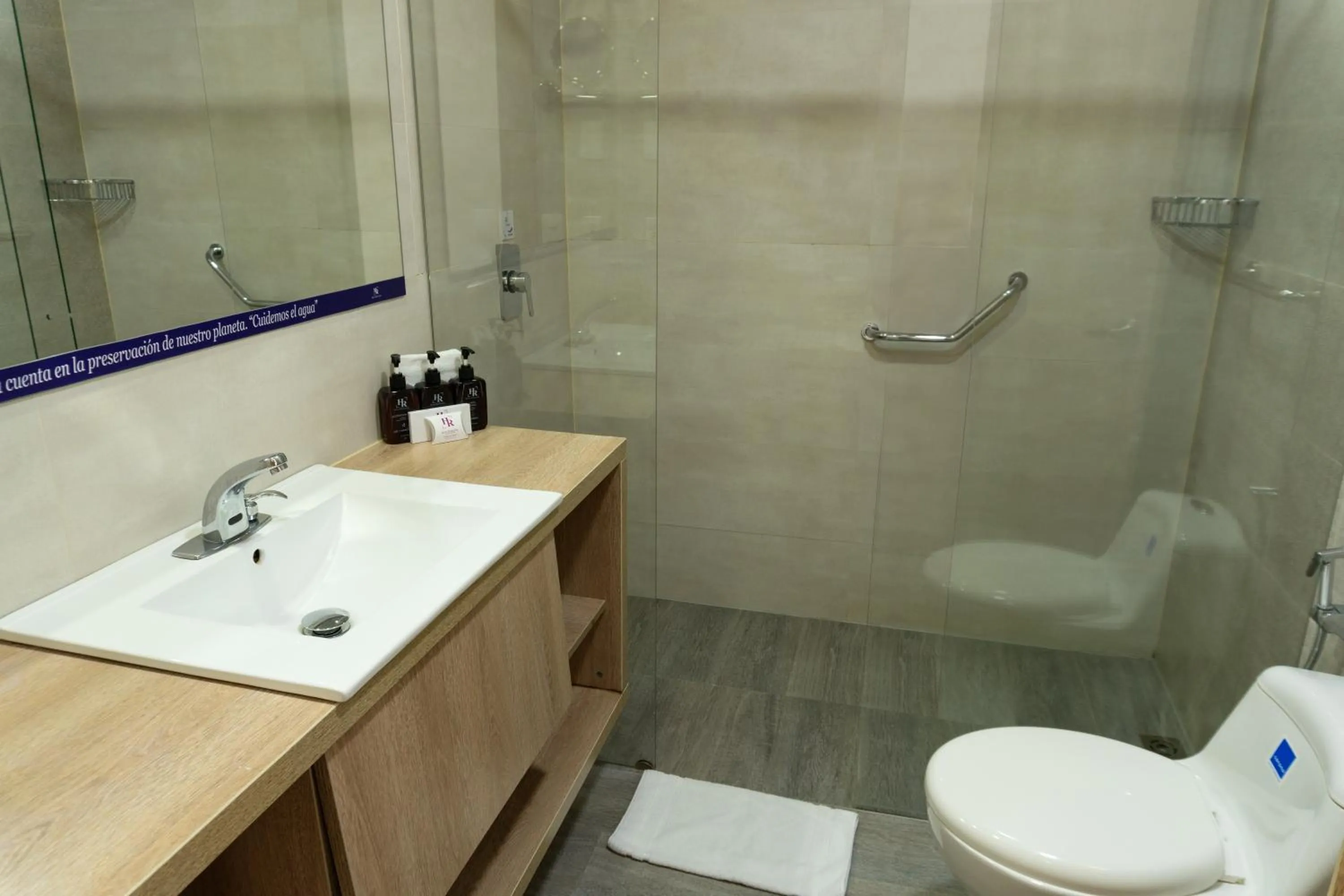 Toilet in Hotel Roseliere Bucaramanga