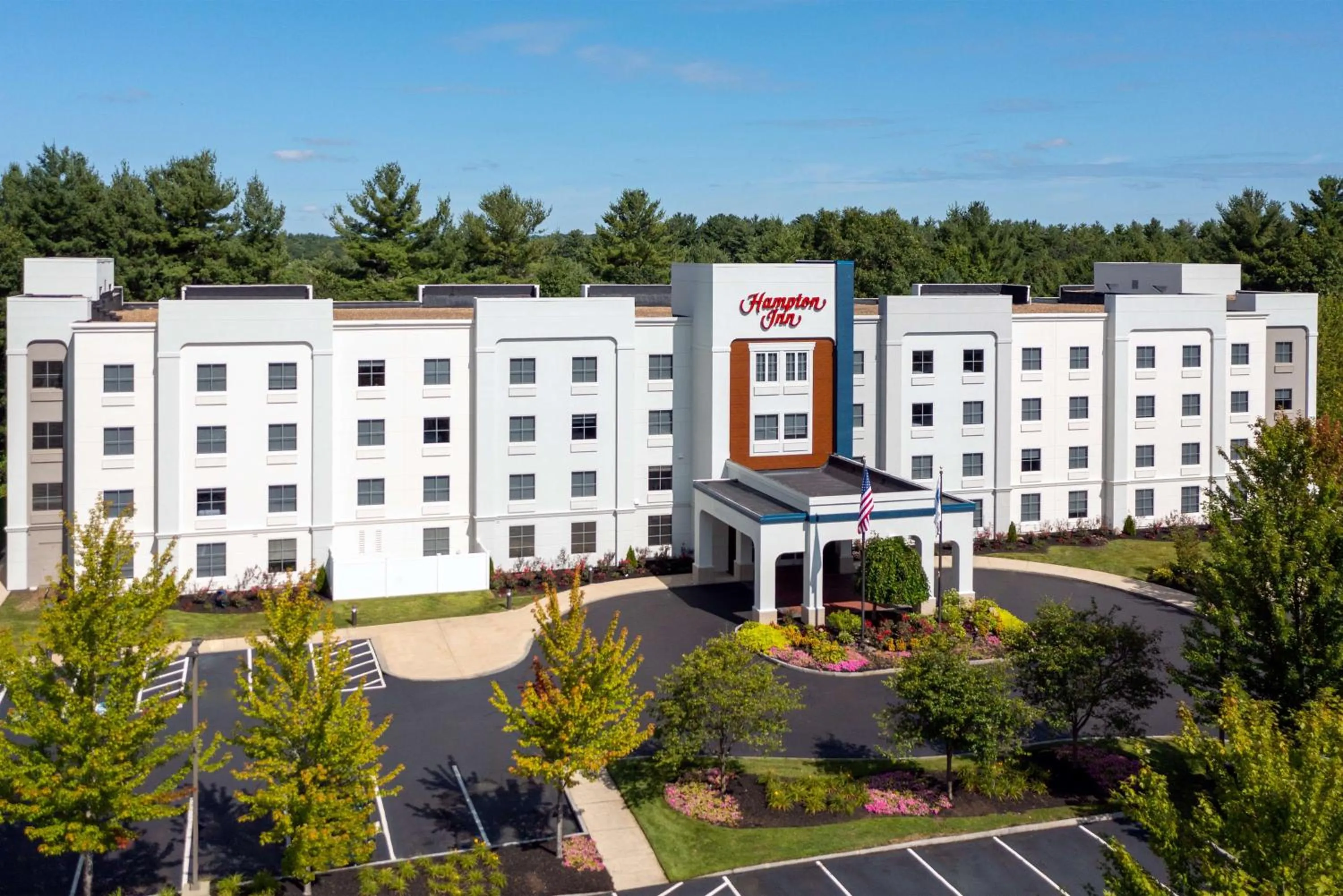 Property building in Hampton Inn Boston Bedford Burlington