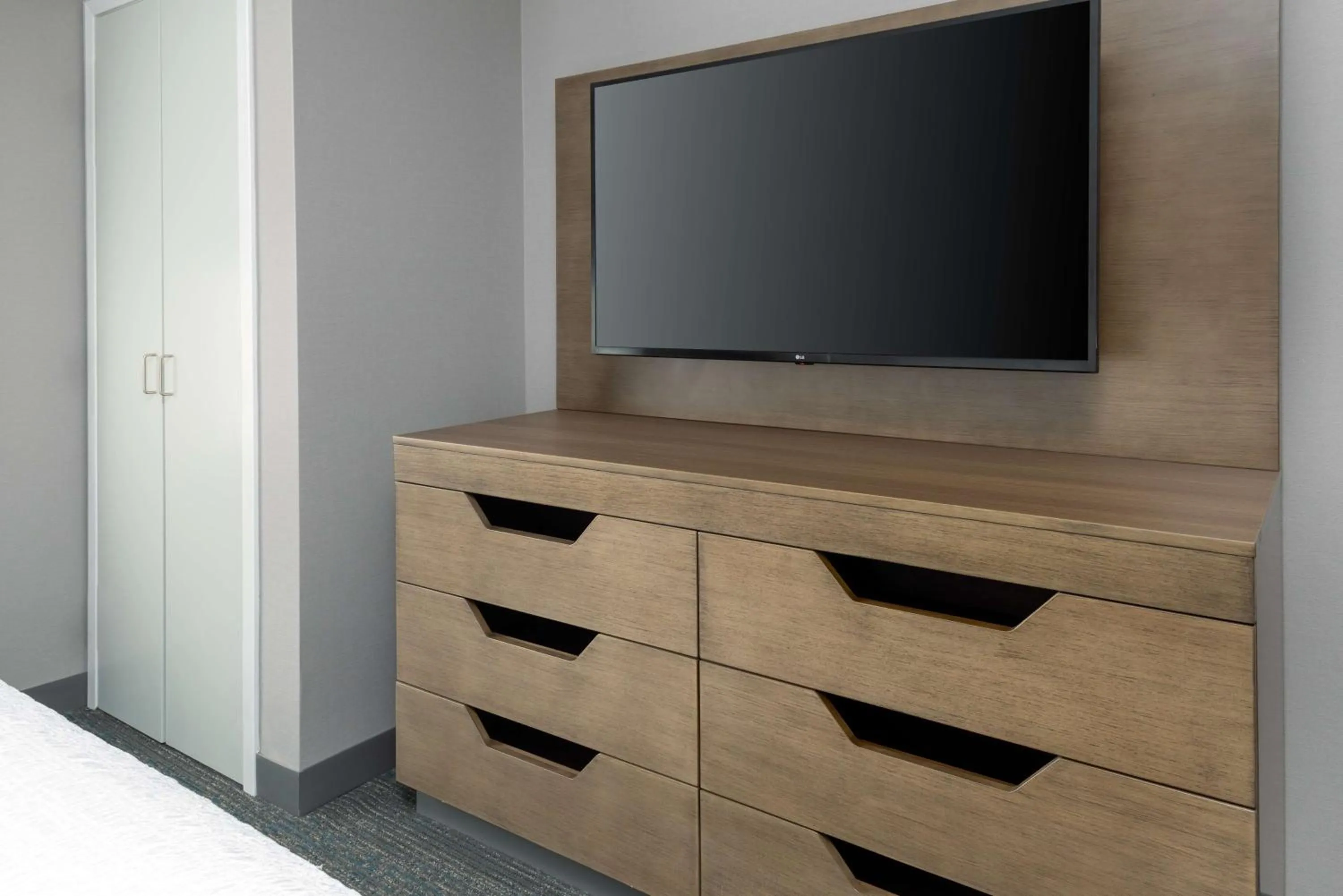 Photo of the whole room in Hampton Inn Boston Bedford Burlington