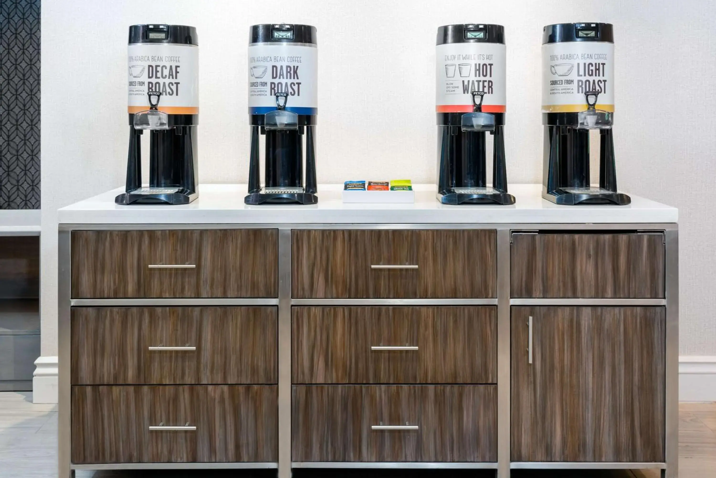 Dining area in Hampton Inn Boston Bedford Burlington Dining area in Hampton Inn Boston Bedford Burlington