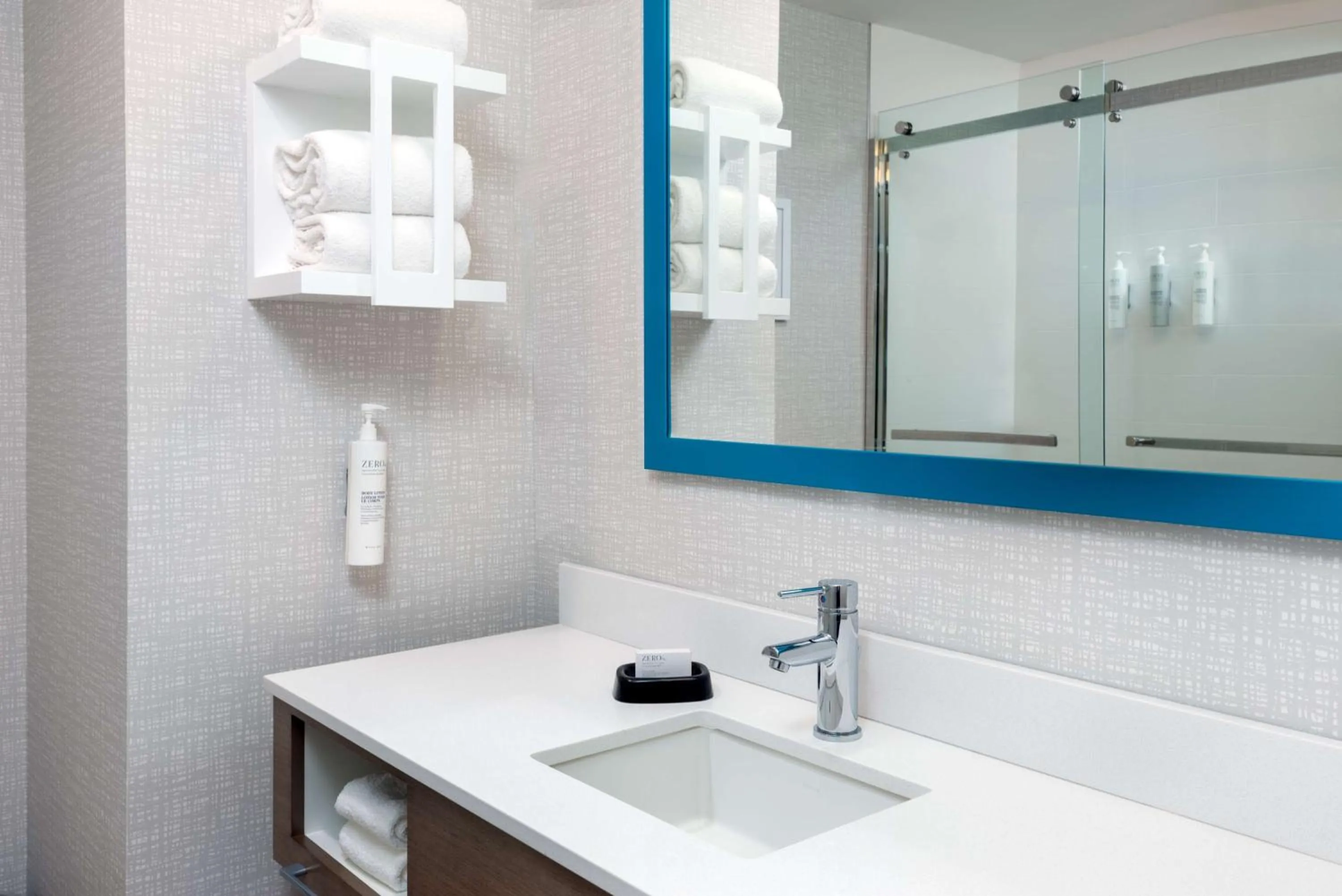 Bathroom in Hampton Inn Boston Bedford Burlington