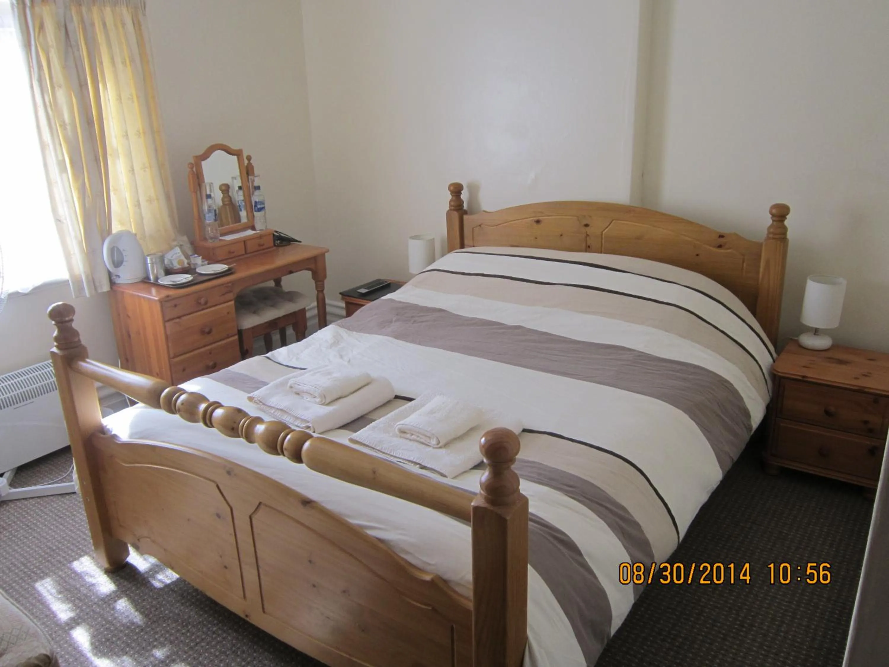 Bed in Queen Mary Inn