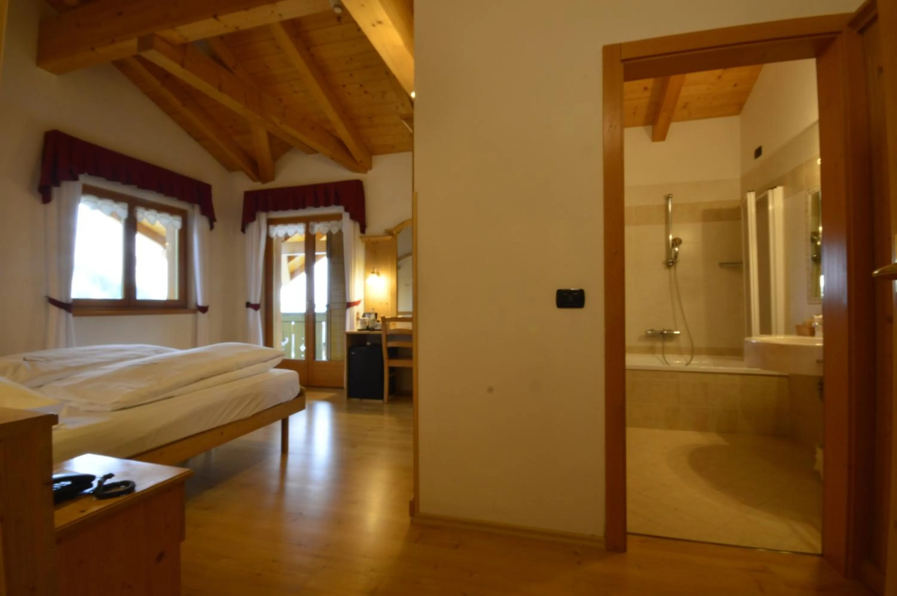 Bathroom, Bed in Hotel Garnì Sant'Antonio con Spa