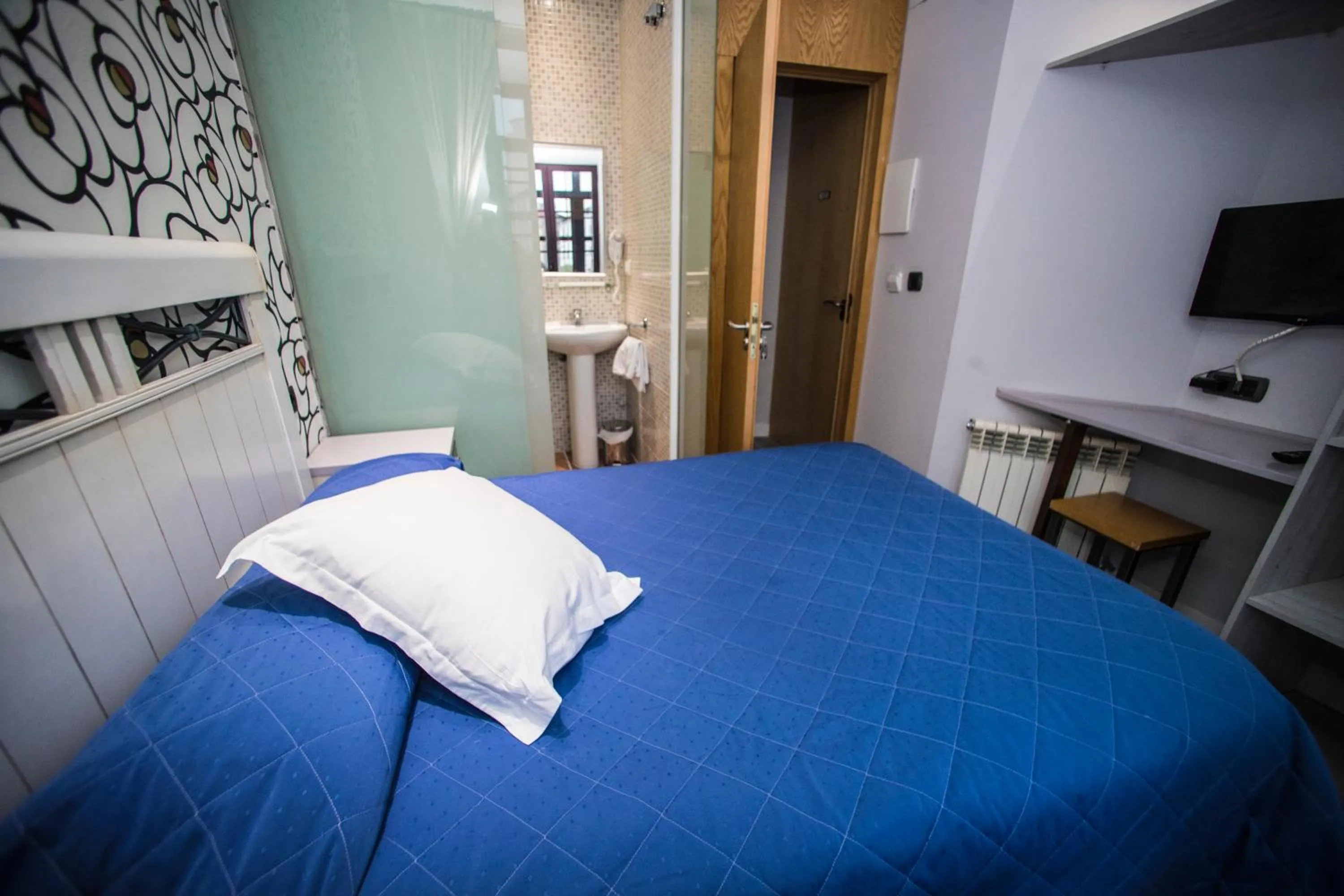 Economy Double Room with Balcony in Hostal Centro