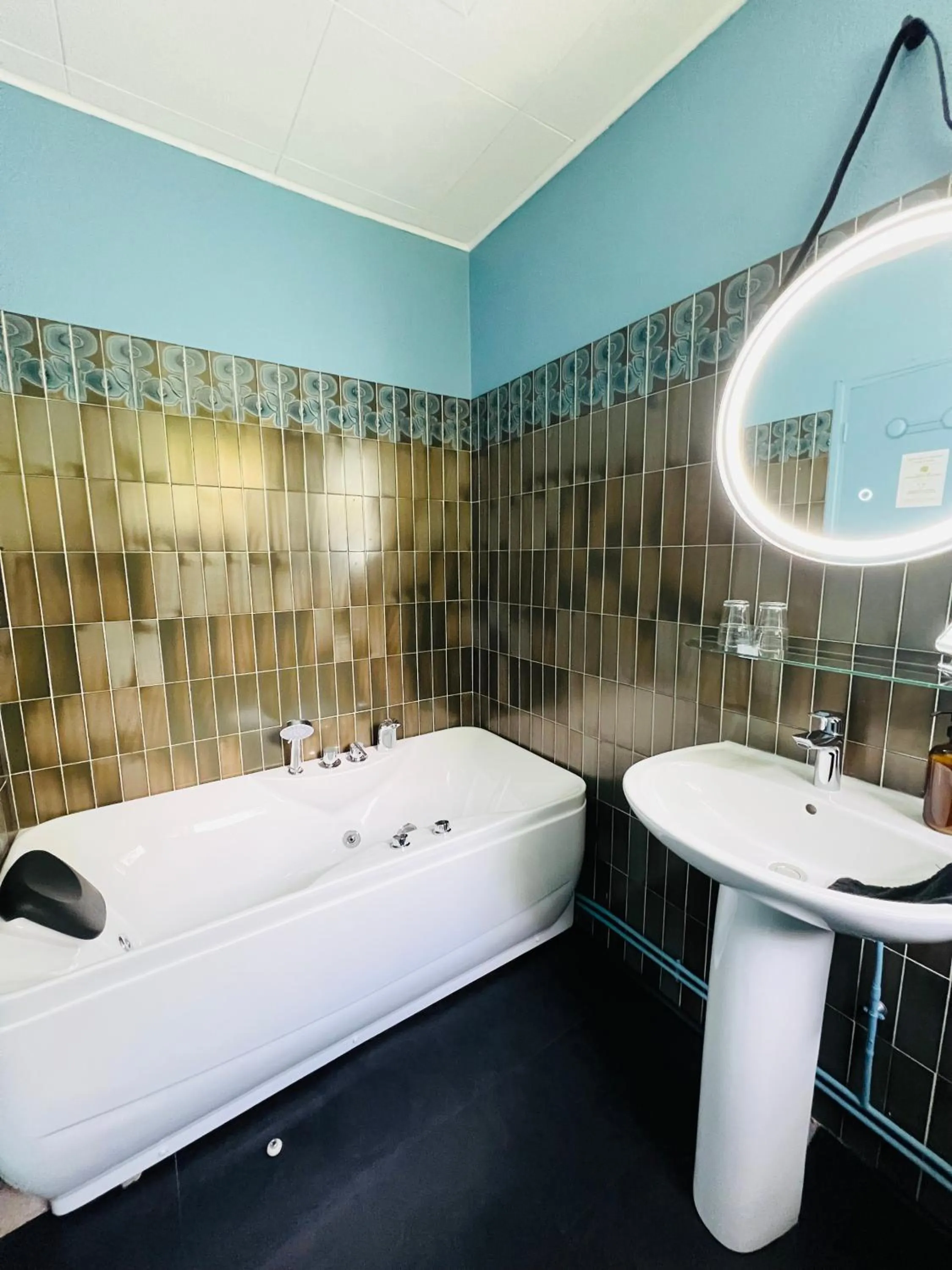 Bath in Motel Les Broussailles