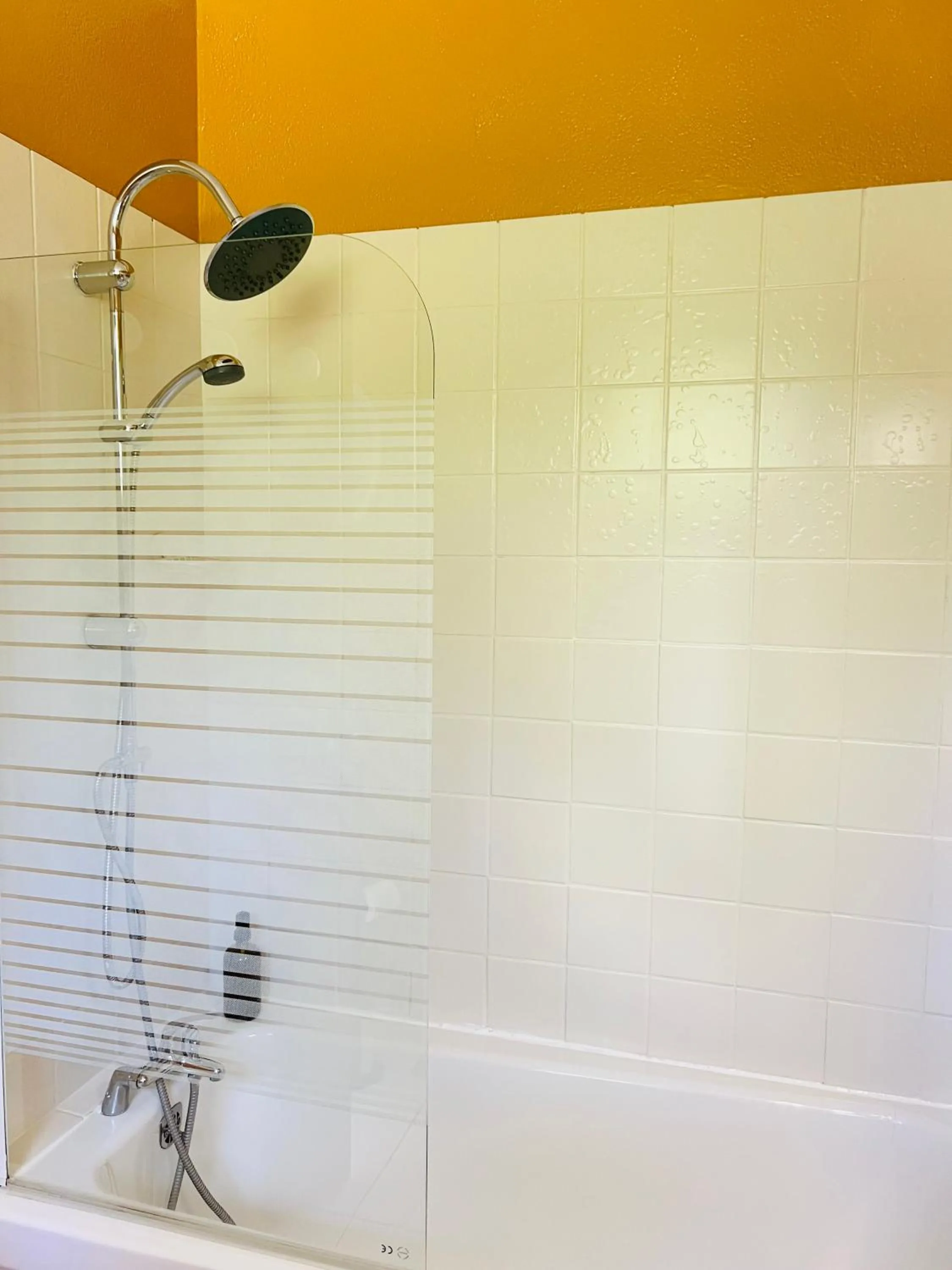 Bath in Motel Les Broussailles