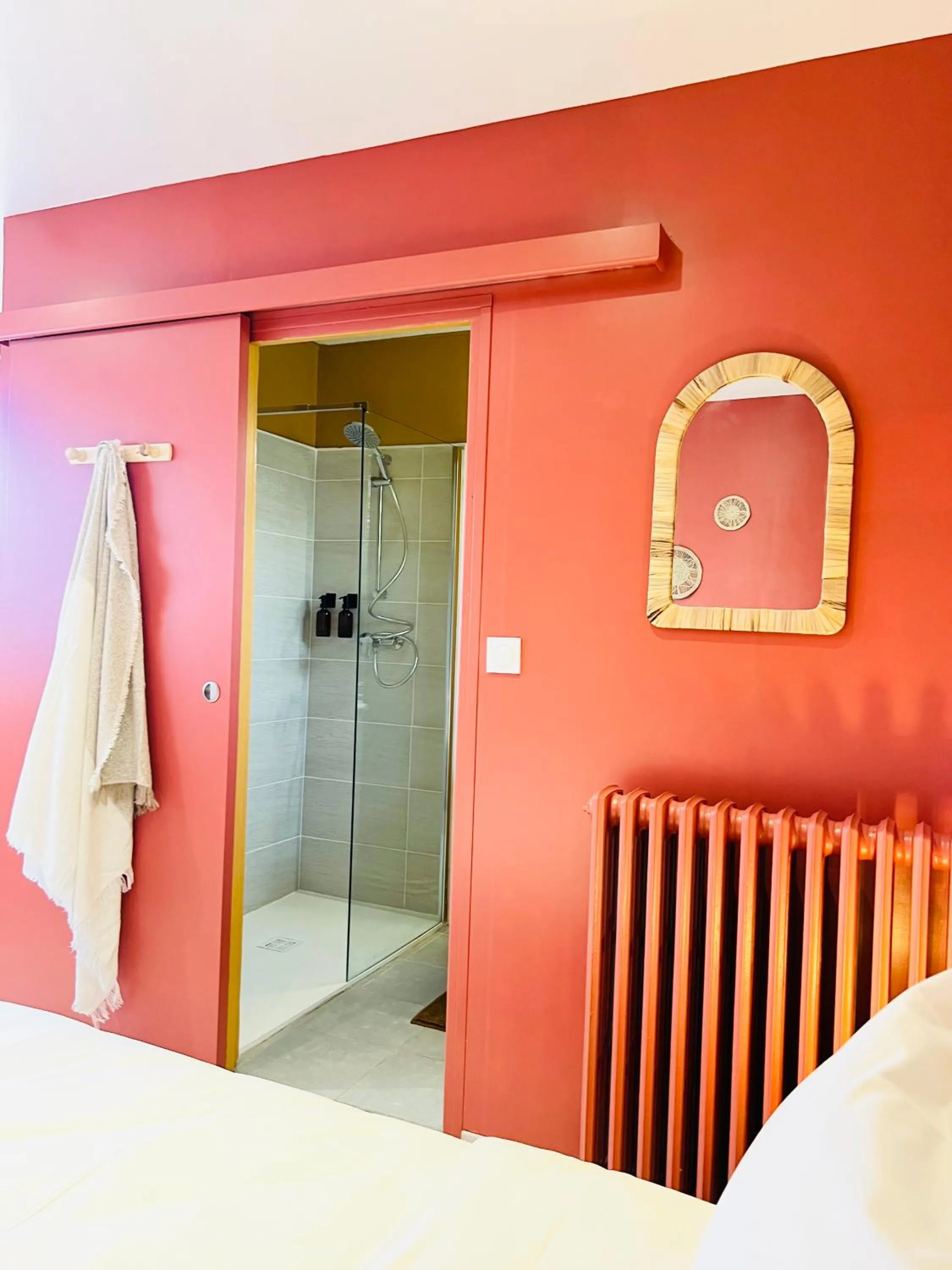 Shower, Bed in Motel Les Broussailles