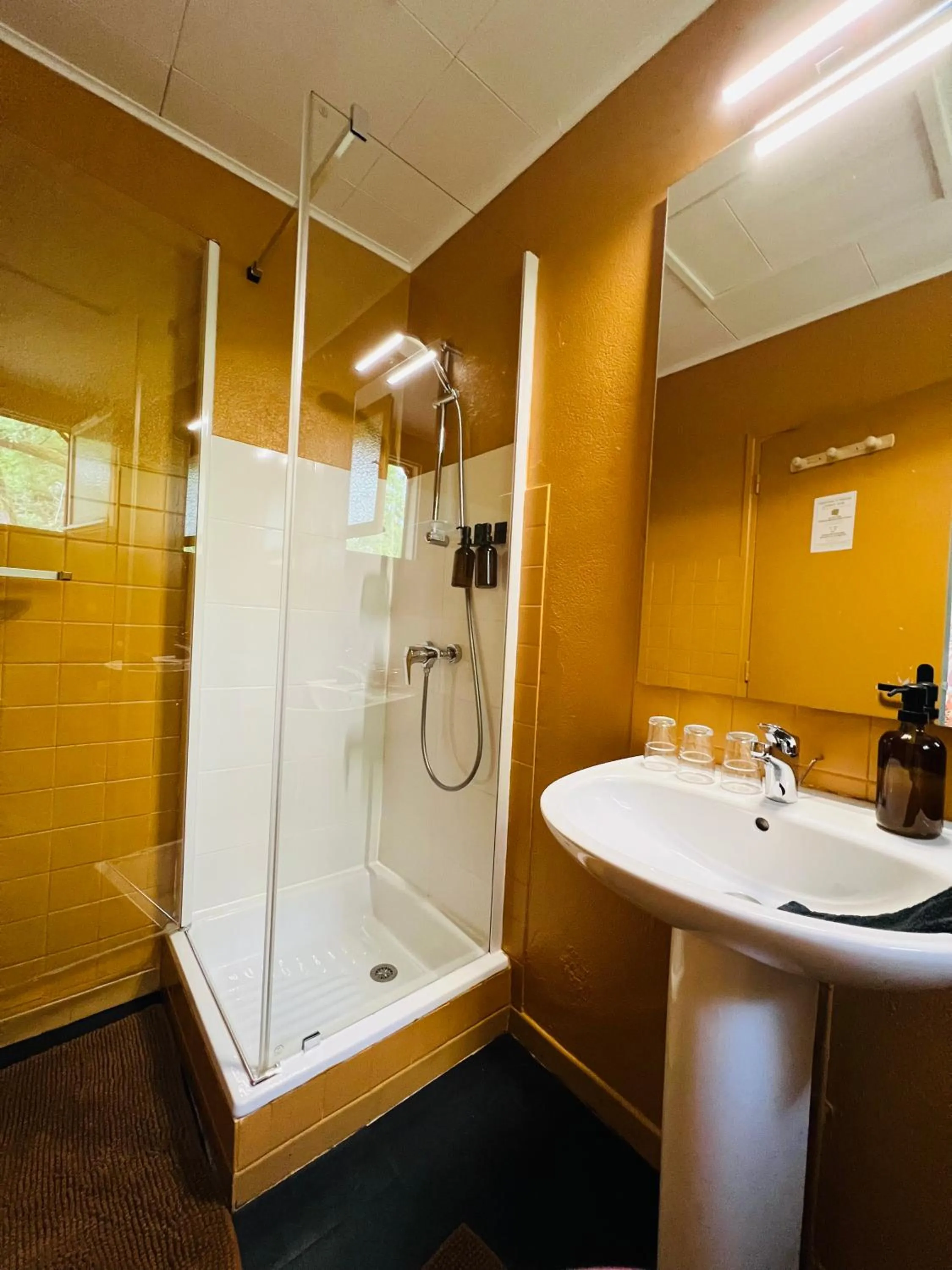 Bathroom in Motel Les Broussailles