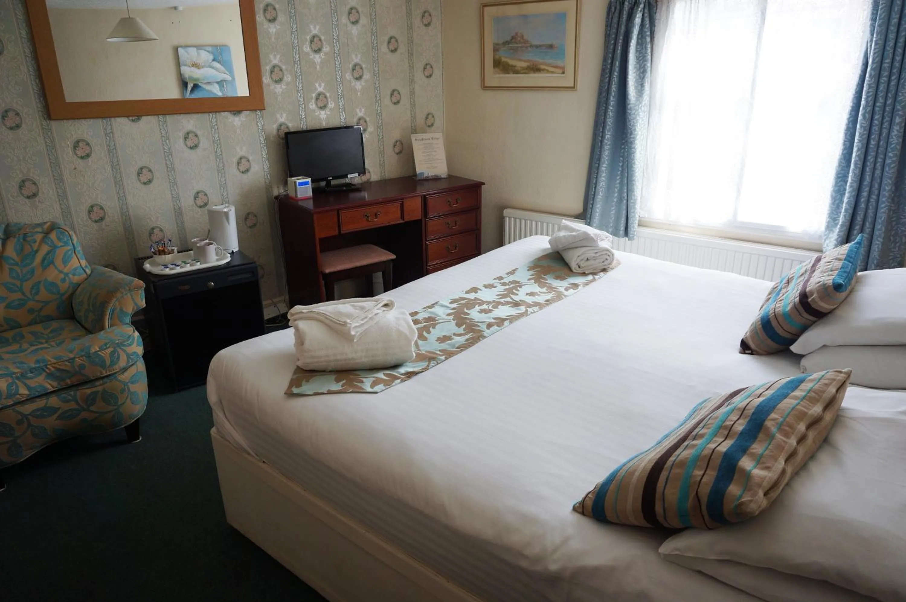 Photo of the whole room, Bed in Greyfriars Lodge Canterbury