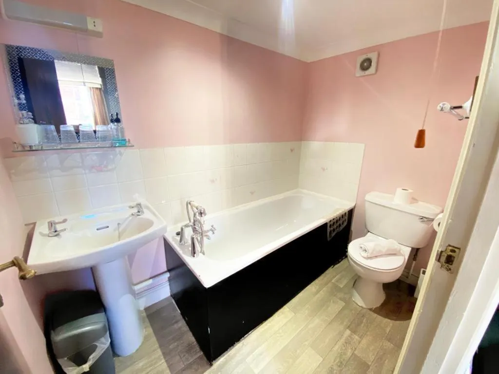 Shower in Greyfriars Lodge Canterbury