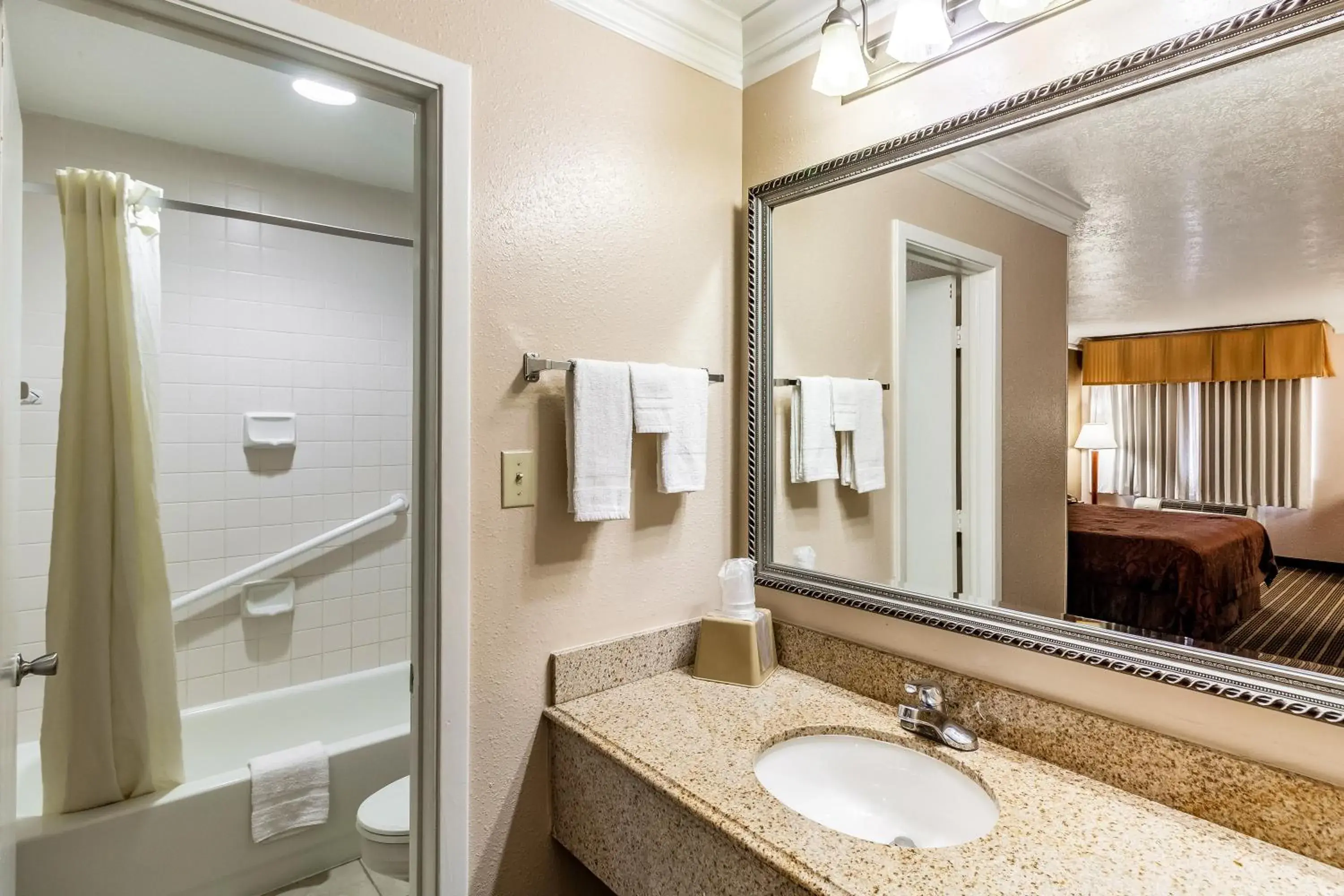 Bath, Bed in Motel 6-Alvin, TX Bath, Bed in Motel 6-Alvin, TX