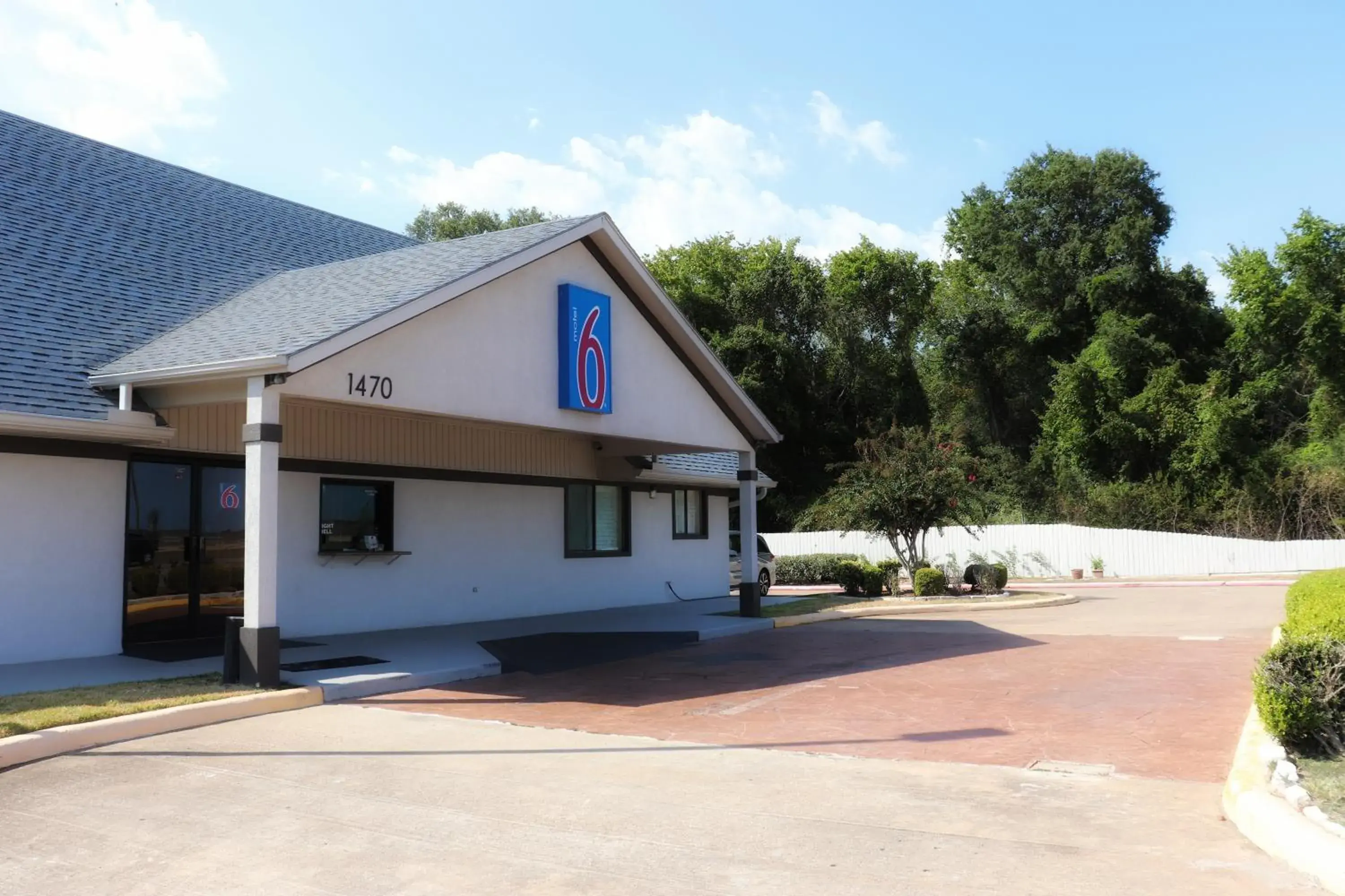 Property building in Motel 6-Alvin, TX Property building in Motel 6-Alvin, TX