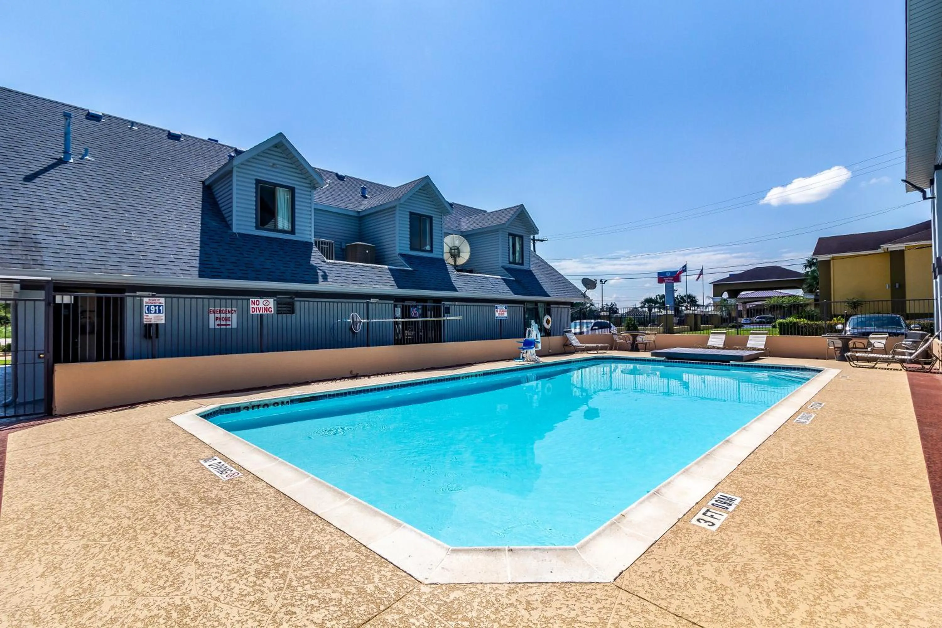 Swimming pool in Motel 6-Alvin, TX
