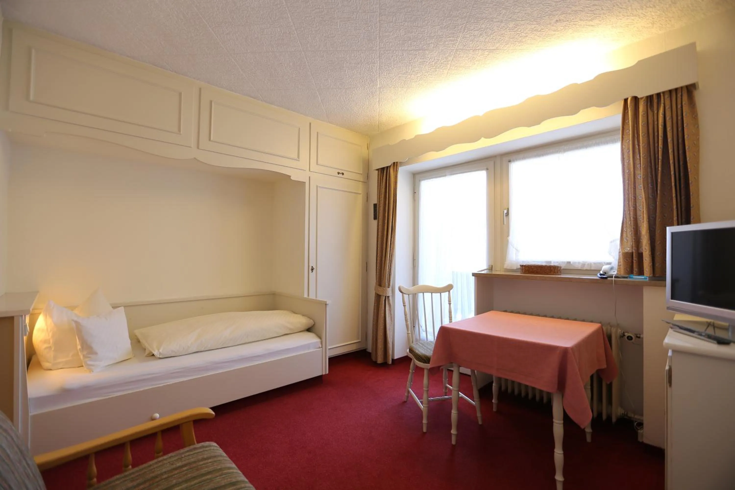 Photo of the whole room, Bed in Gästehaus Heimgarten