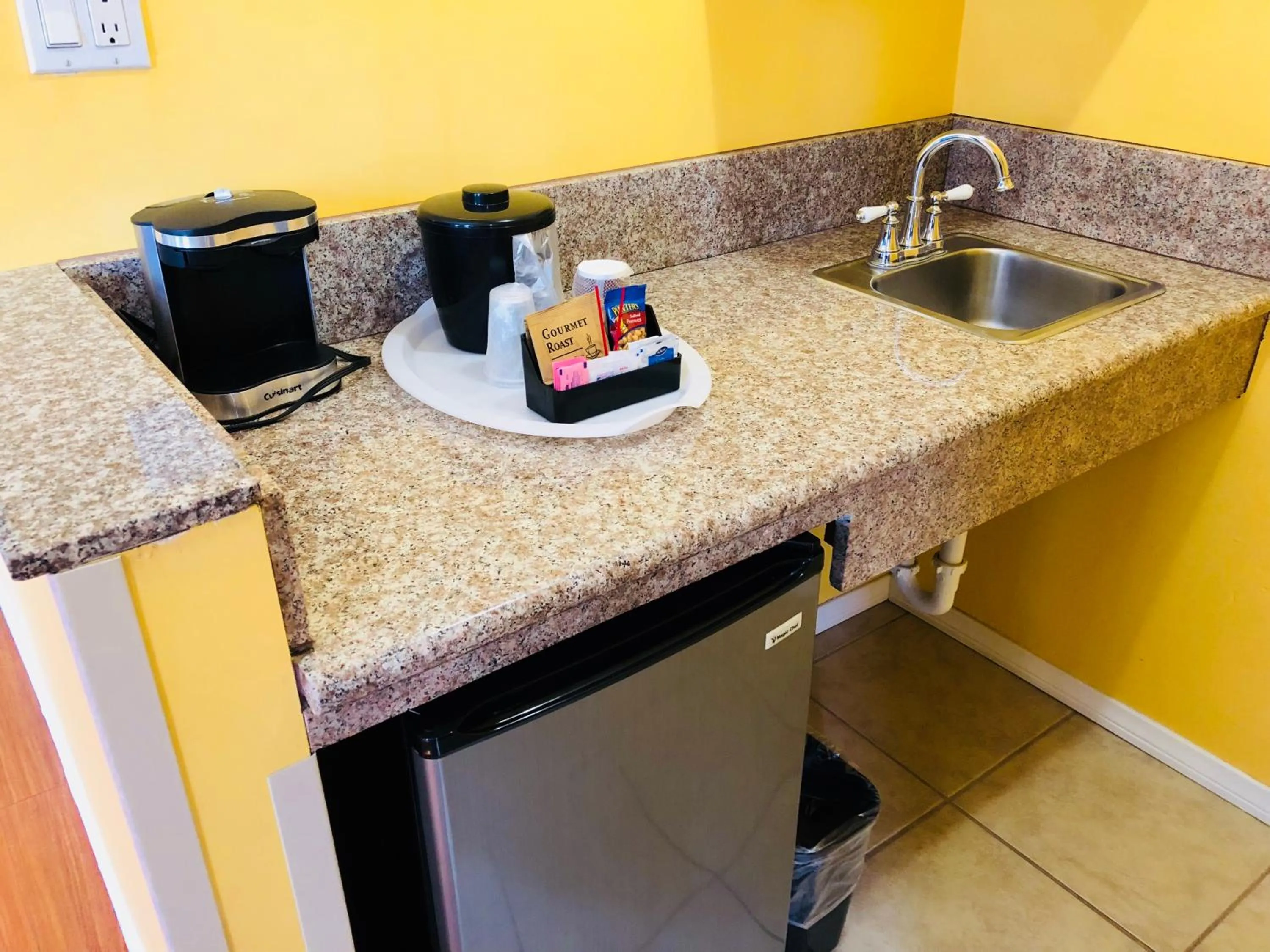 Kitchen or kitchenette in Encore Motel Near Marina Del Rey, Culver City & Venice