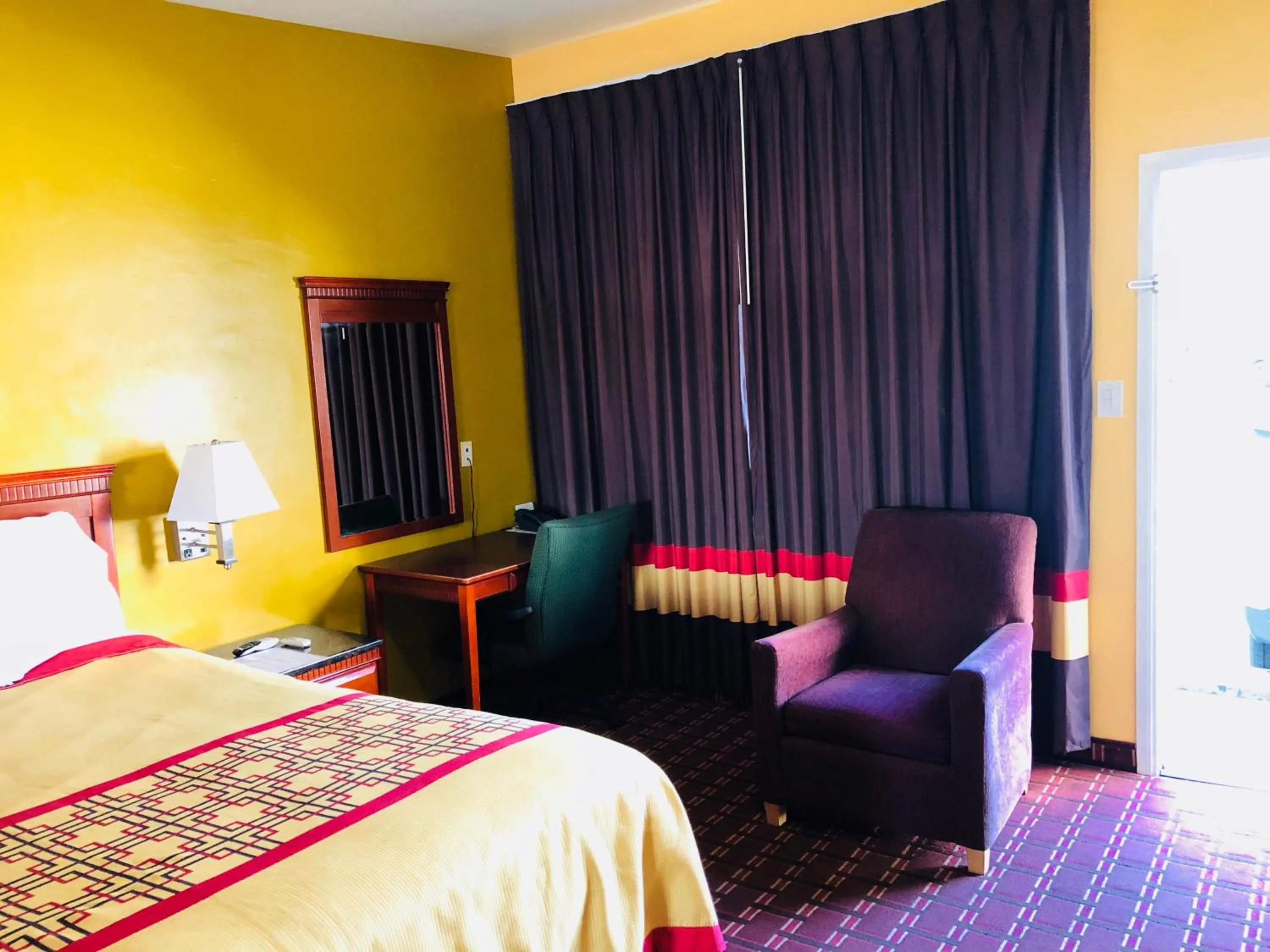 Bed in Encore Motel Near Marina Del Rey, Culver City & Venice