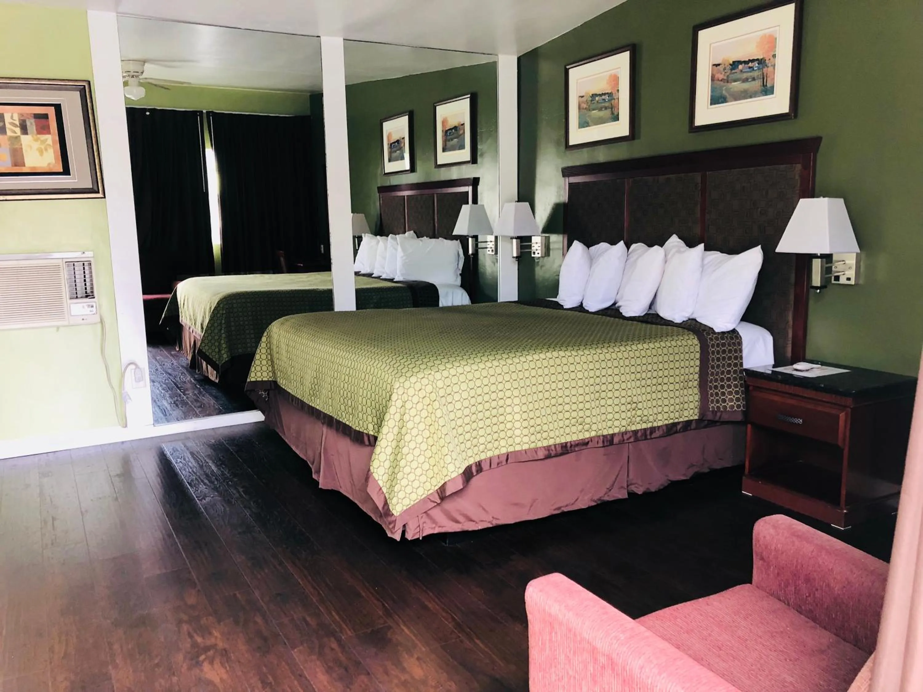 Bed in Encore Motel Near Marina Del Rey, Culver City & Venice