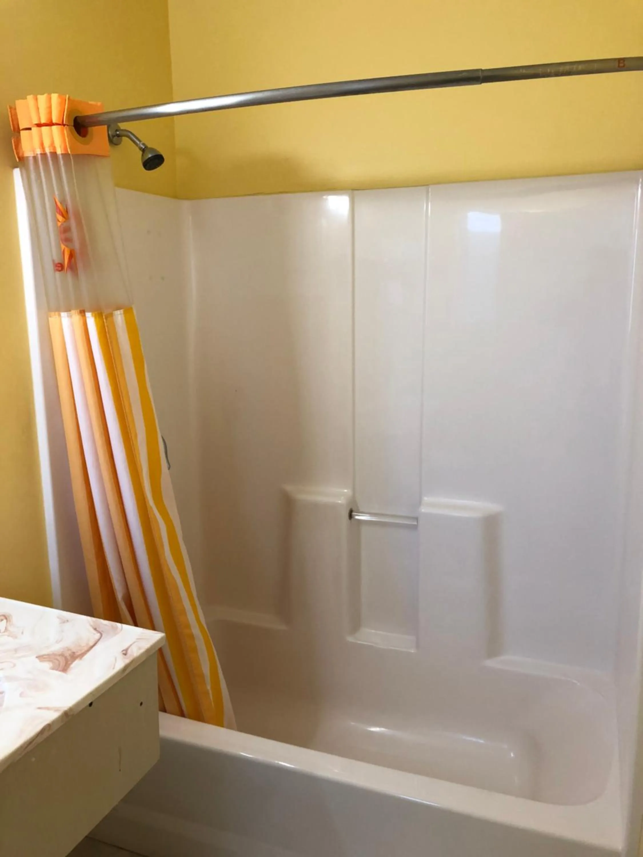 Shower in Encore Motel Near Marina Del Rey, Culver City & Venice