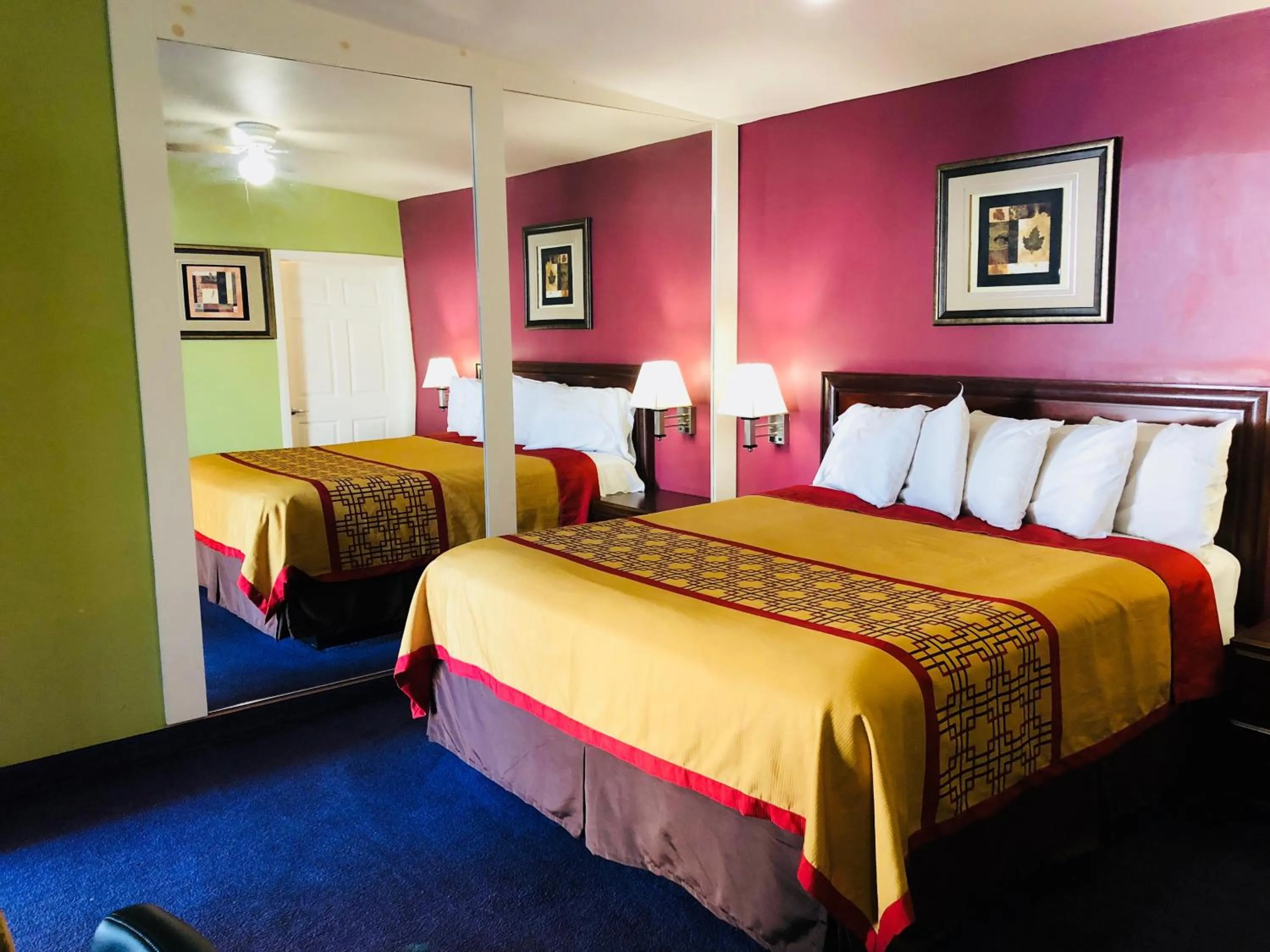 Bed in Encore Motel Near Marina Del Rey, Culver City & Venice