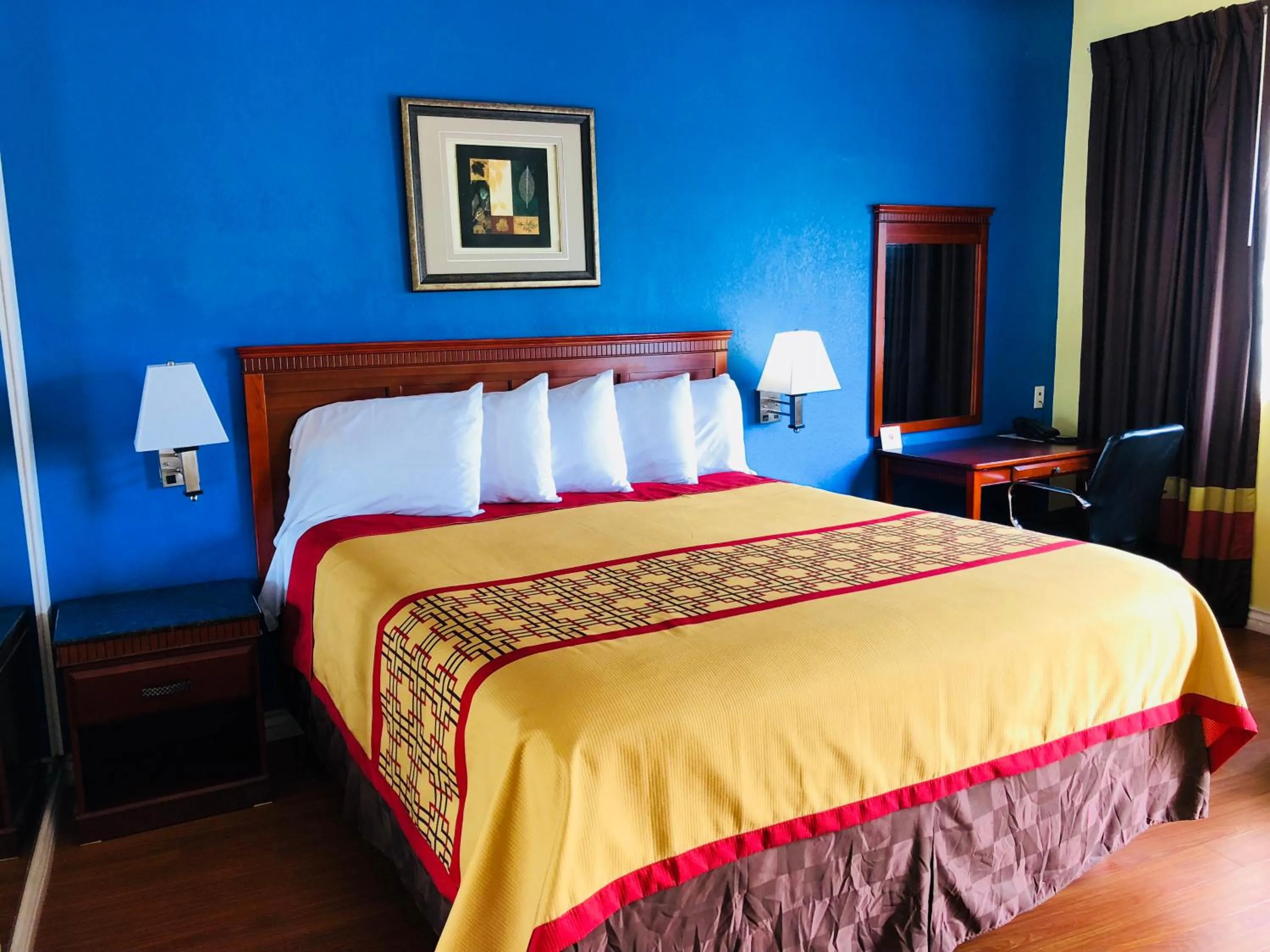 Bed in Encore Motel Near Marina Del Rey, Culver City & Venice