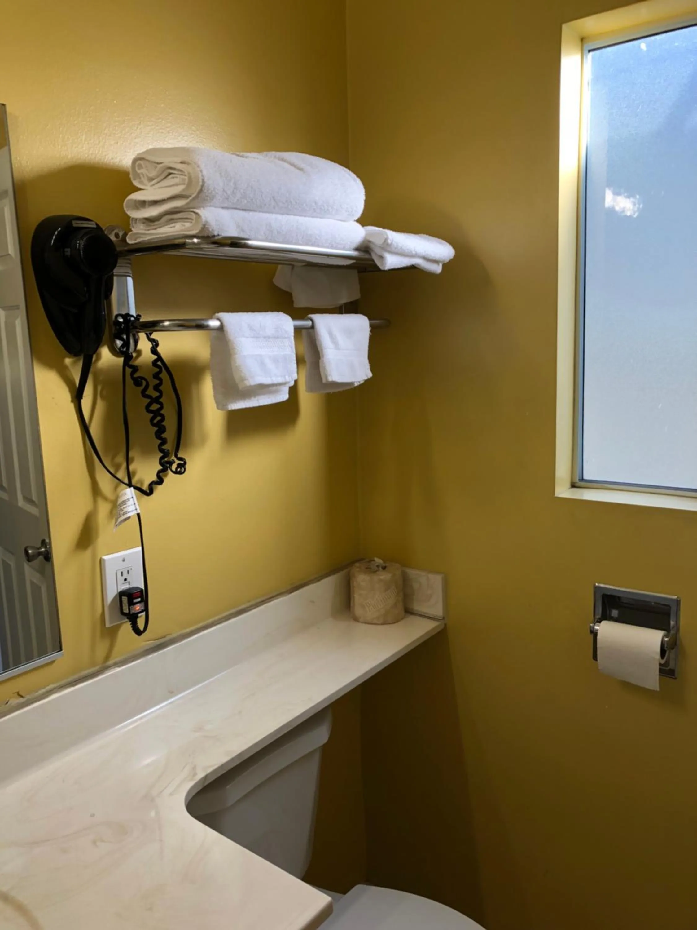 Bathroom in Encore Motel Near Marina Del Rey, Culver City & Venice