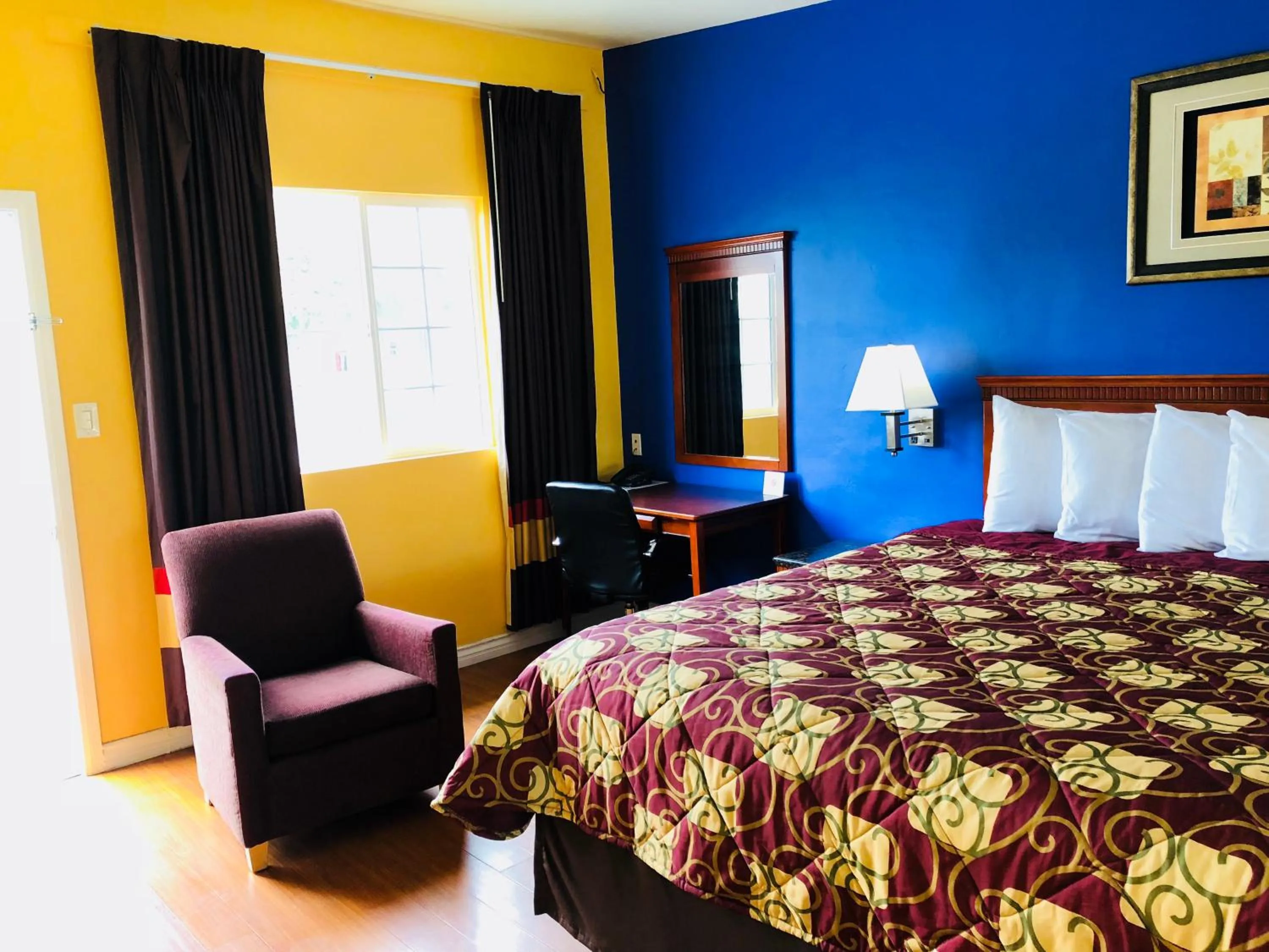 Bed in Encore Motel Near Marina Del Rey, Culver City & Venice