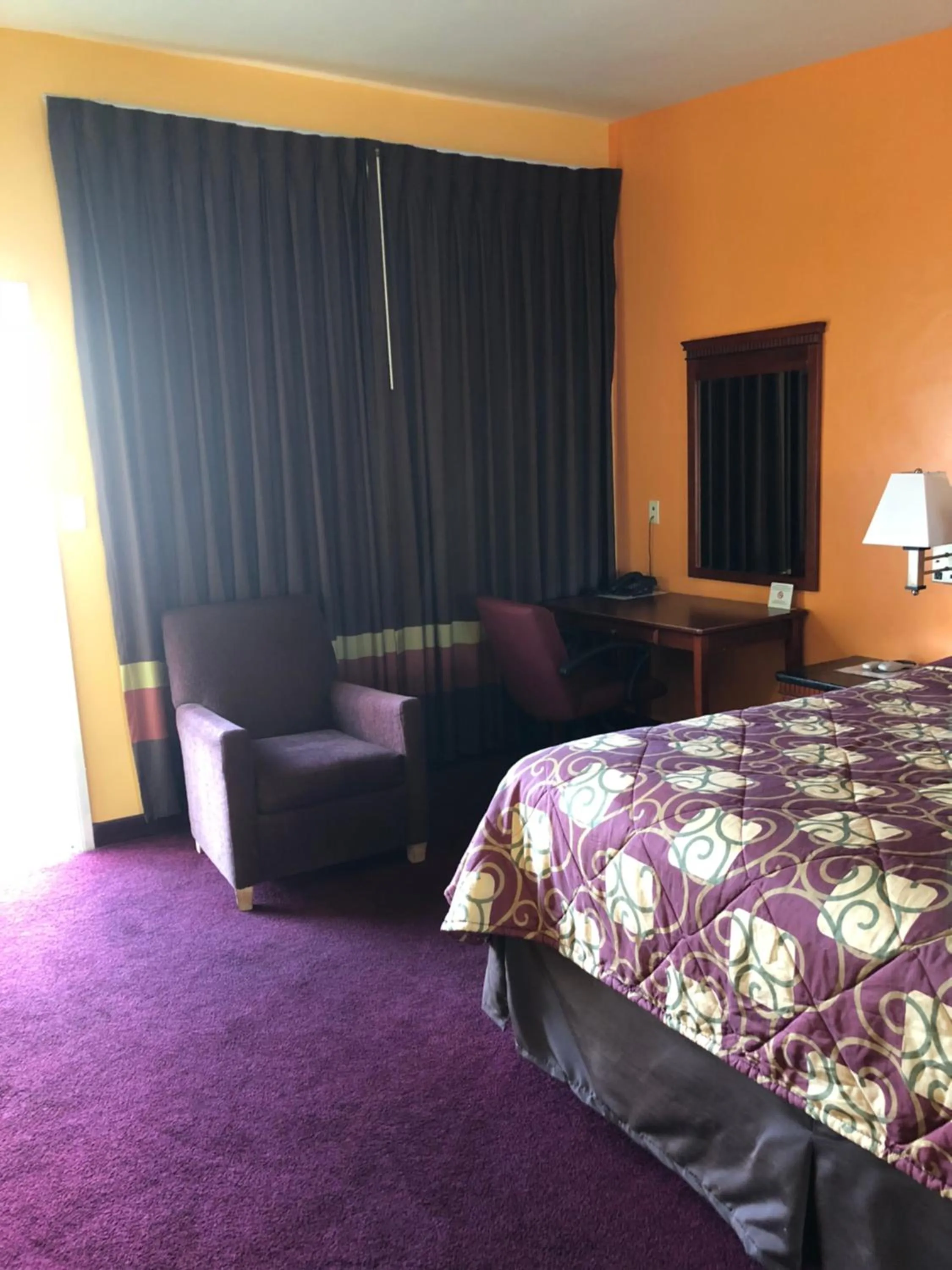 Bed in Encore Motel Near Marina Del Rey, Culver City & Venice