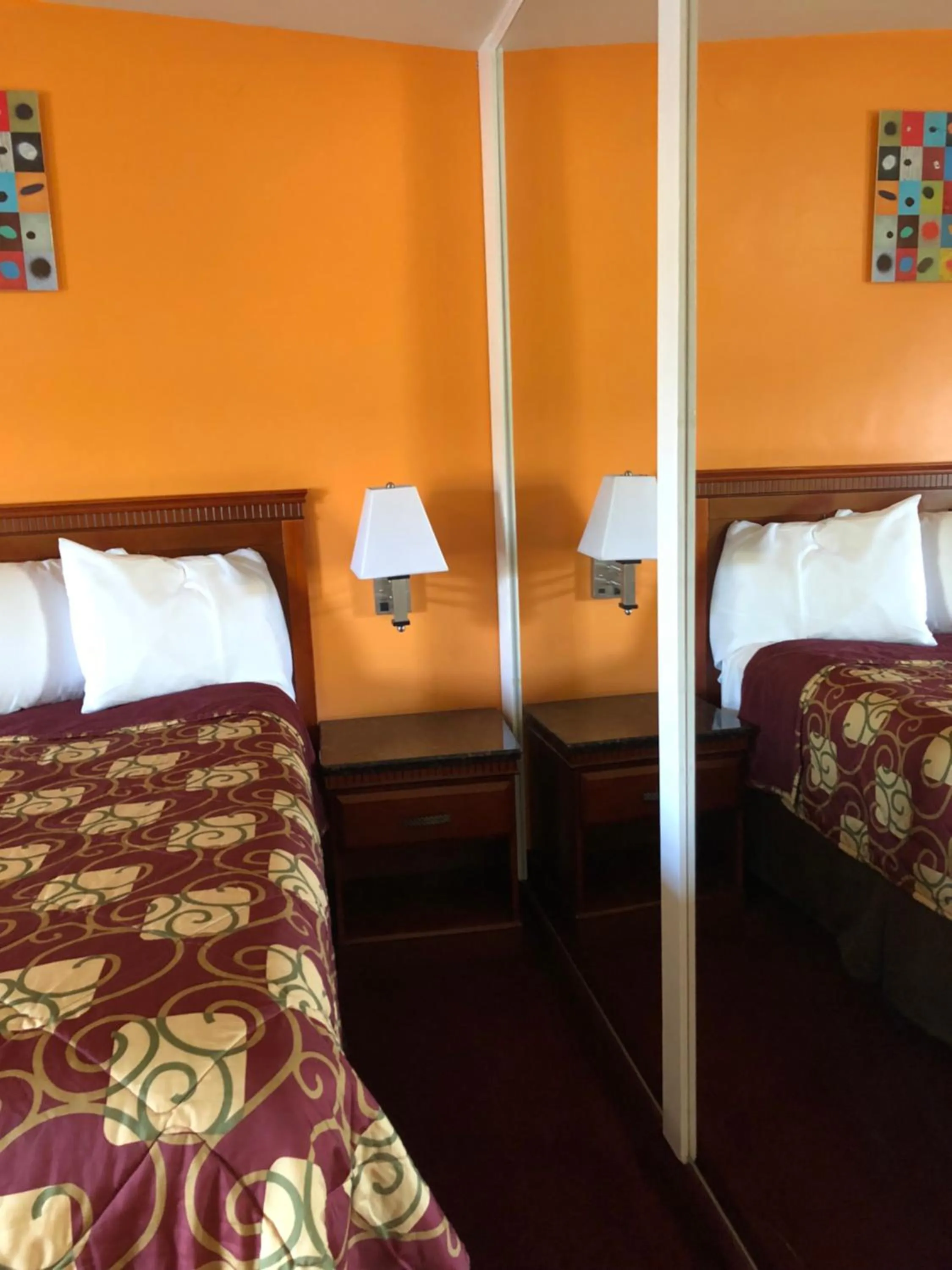 Bed in Encore Motel Near Marina Del Rey, Culver City & Venice