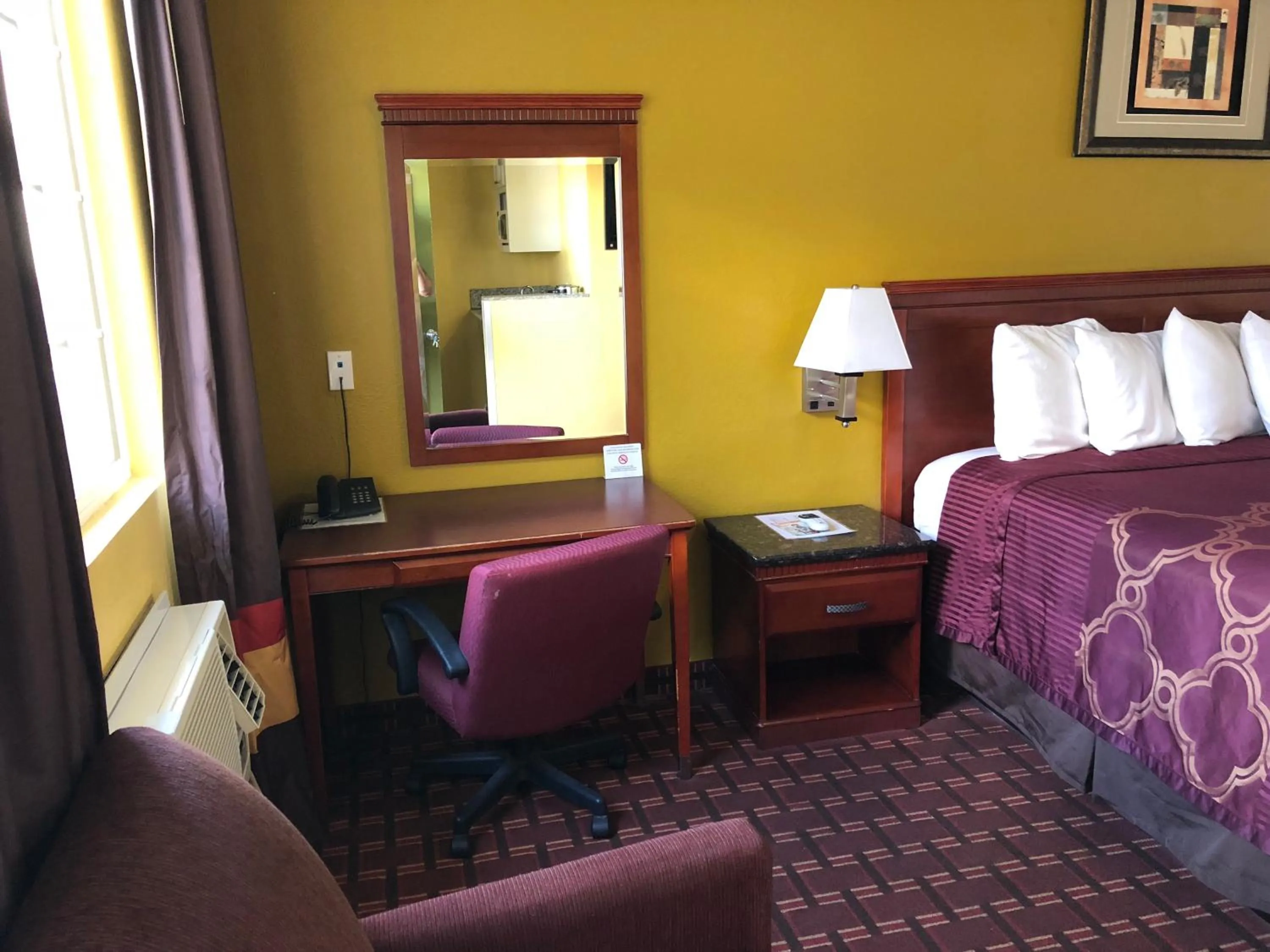 Bed in Encore Motel Near Marina Del Rey, Culver City & Venice