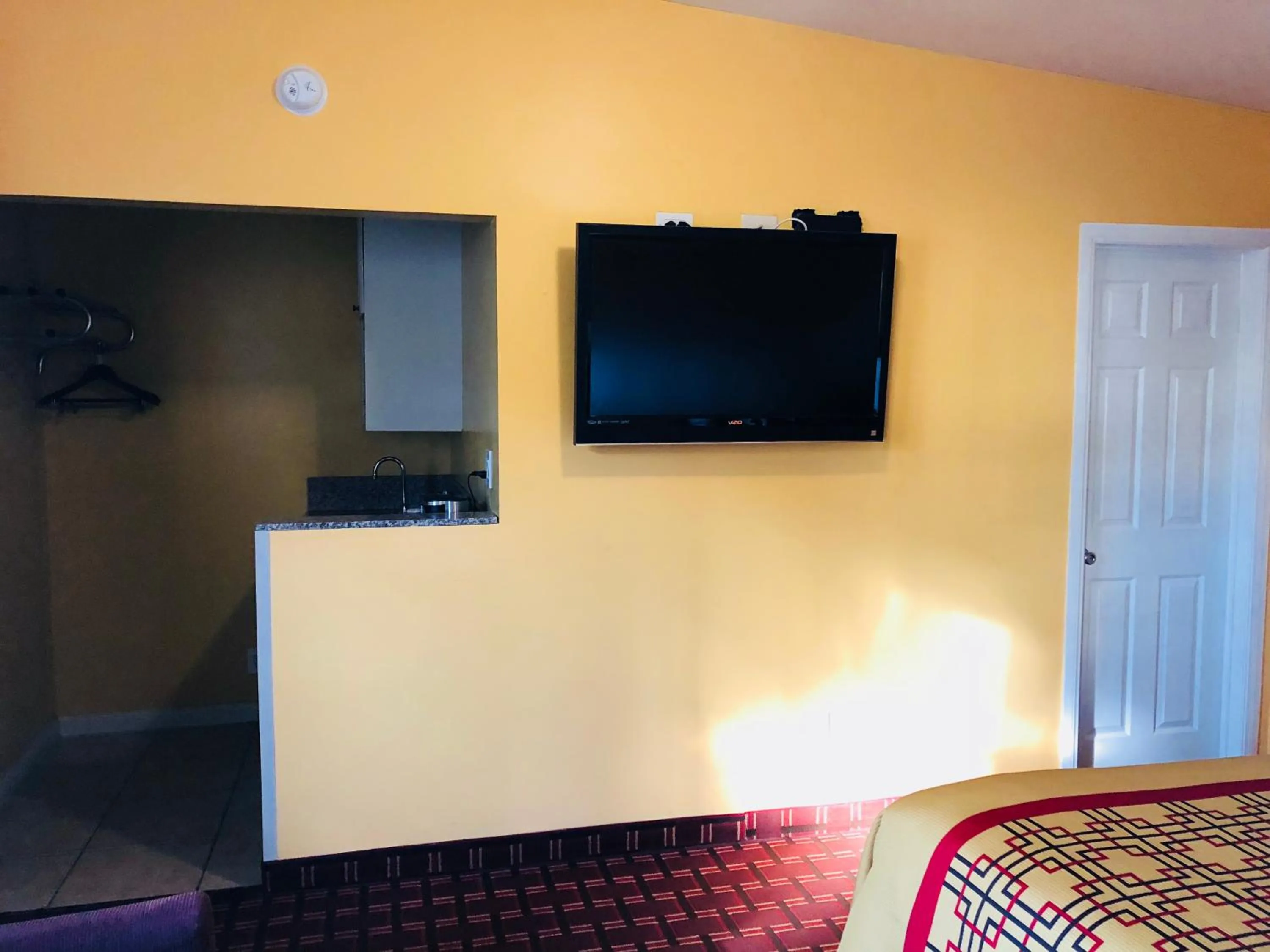 TV and multimedia in Encore Motel Near Marina Del Rey, Culver City & Venice