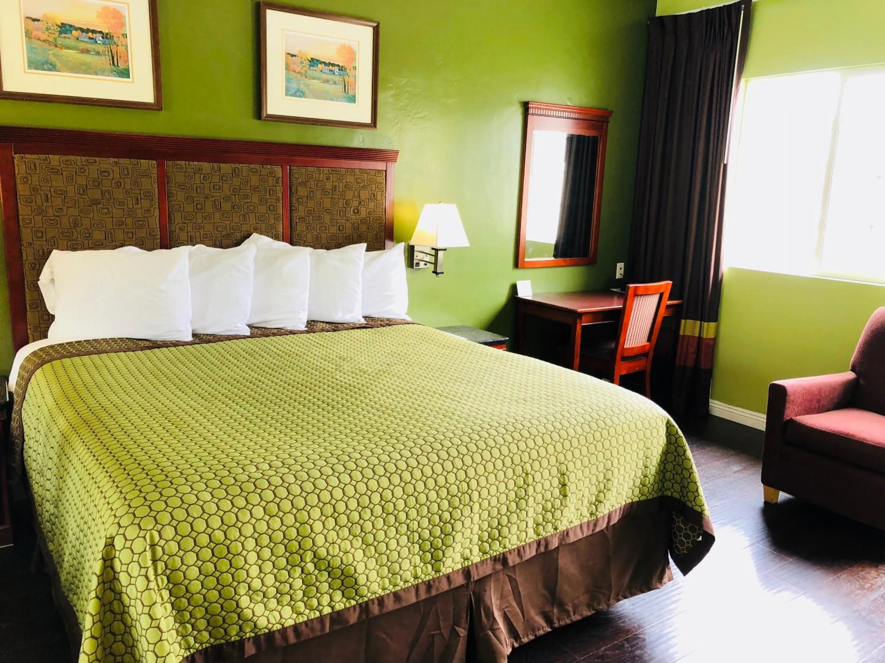 Bed in Encore Motel Near Marina Del Rey, Culver City & Venice