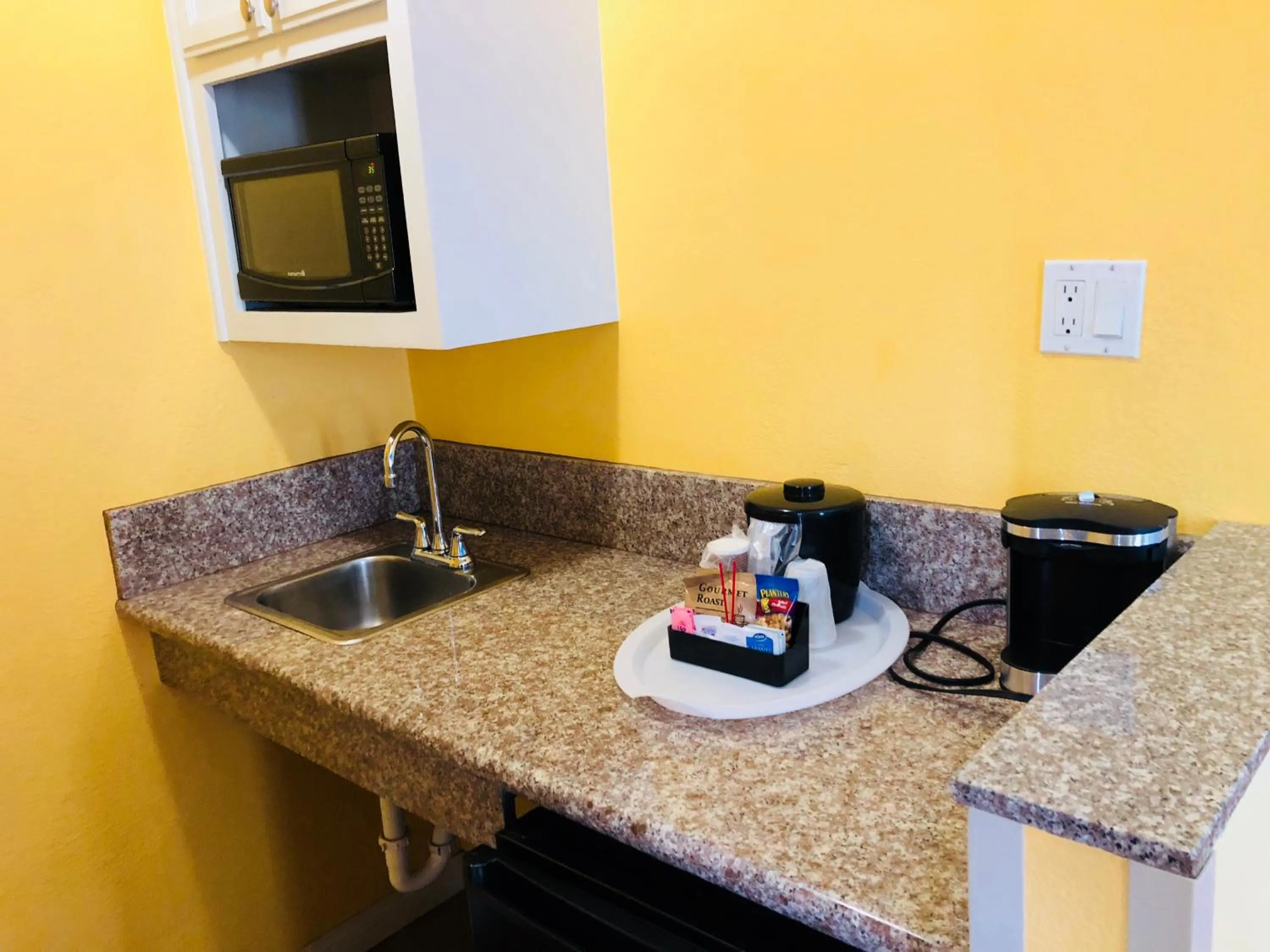 Kitchen or kitchenette in Encore Motel Near Marina Del Rey, Culver City & Venice