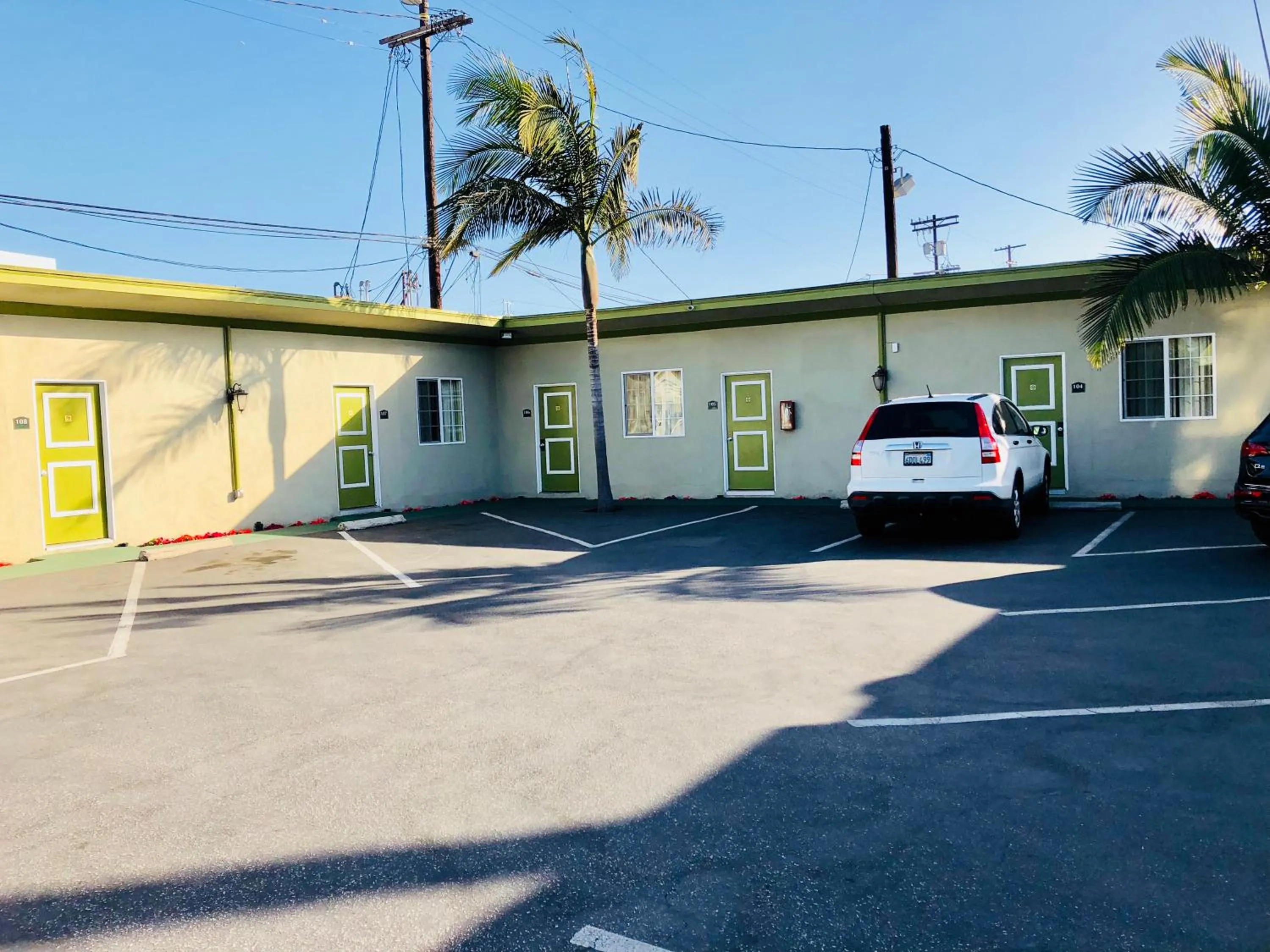 Property building in Encore Motel Near Marina Del Rey, Culver City & Venice