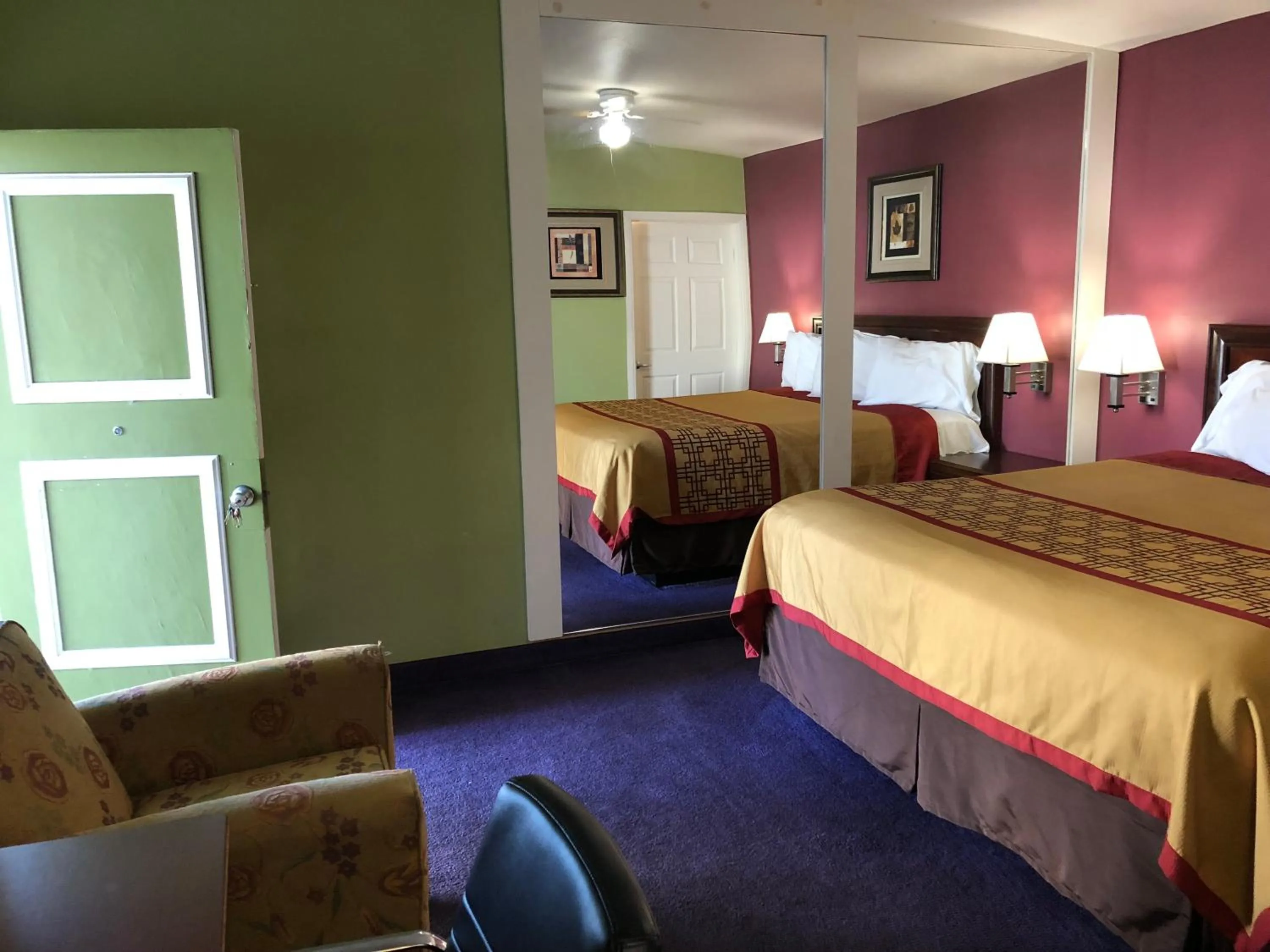 Bed in Encore Motel Near Marina Del Rey, Culver City & Venice