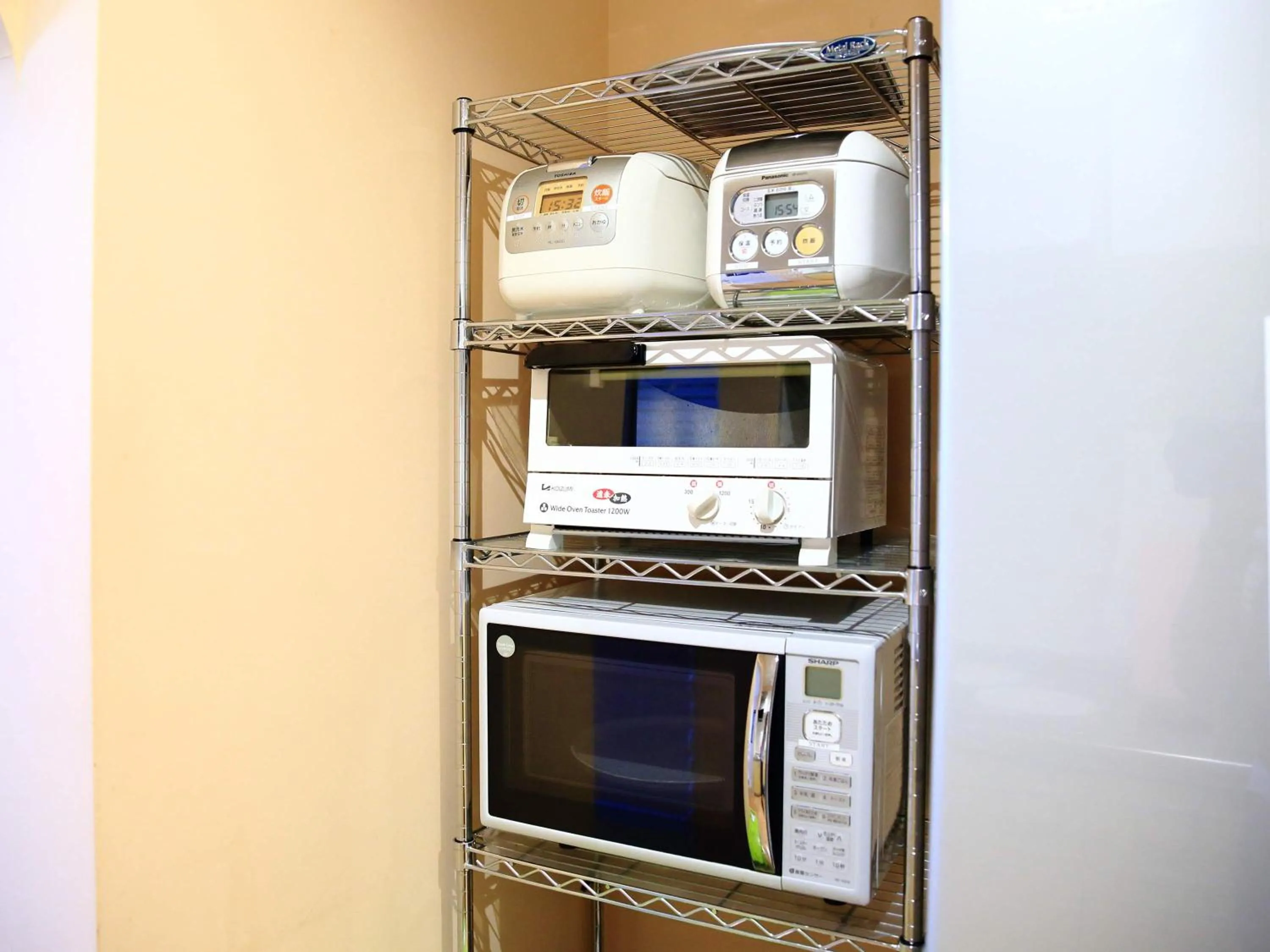 Communal kitchen in コージーイン 東京桜新町