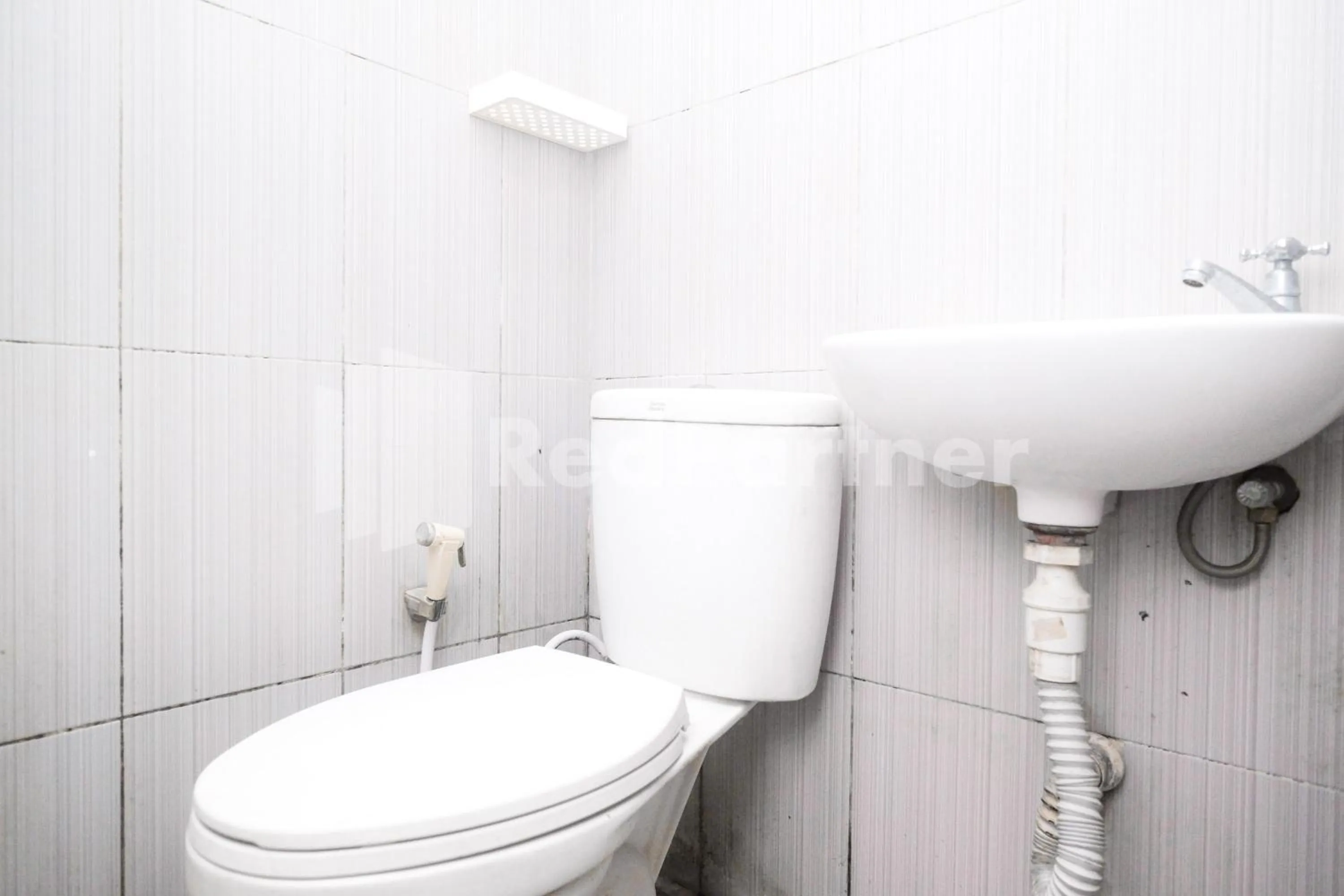 Bathroom in Griya Loka 1 Syariah Near RSUD Dr Kariadi Mitra RedDoorz