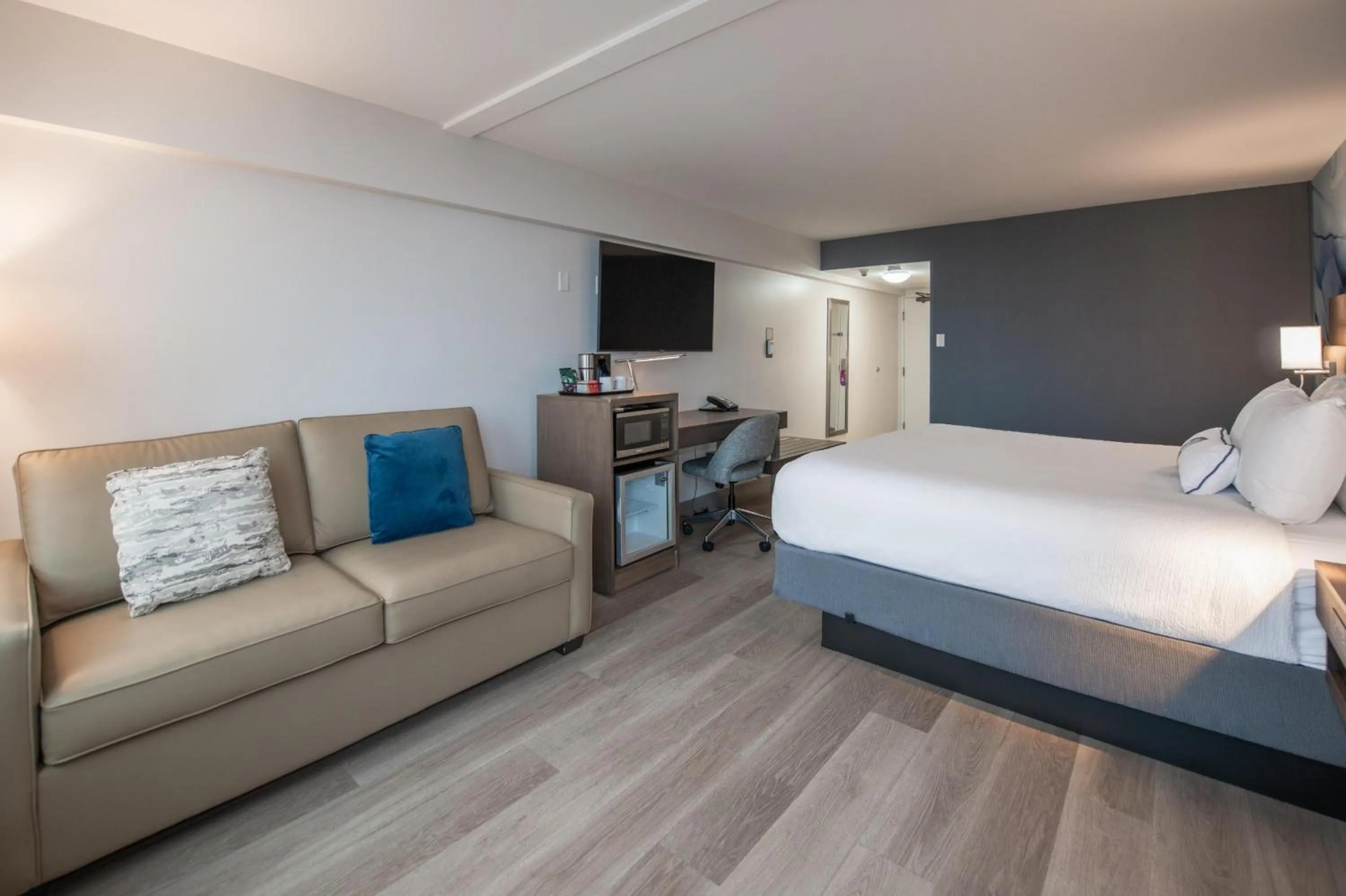 Bedroom, Bed in Coast Bastion Hotel