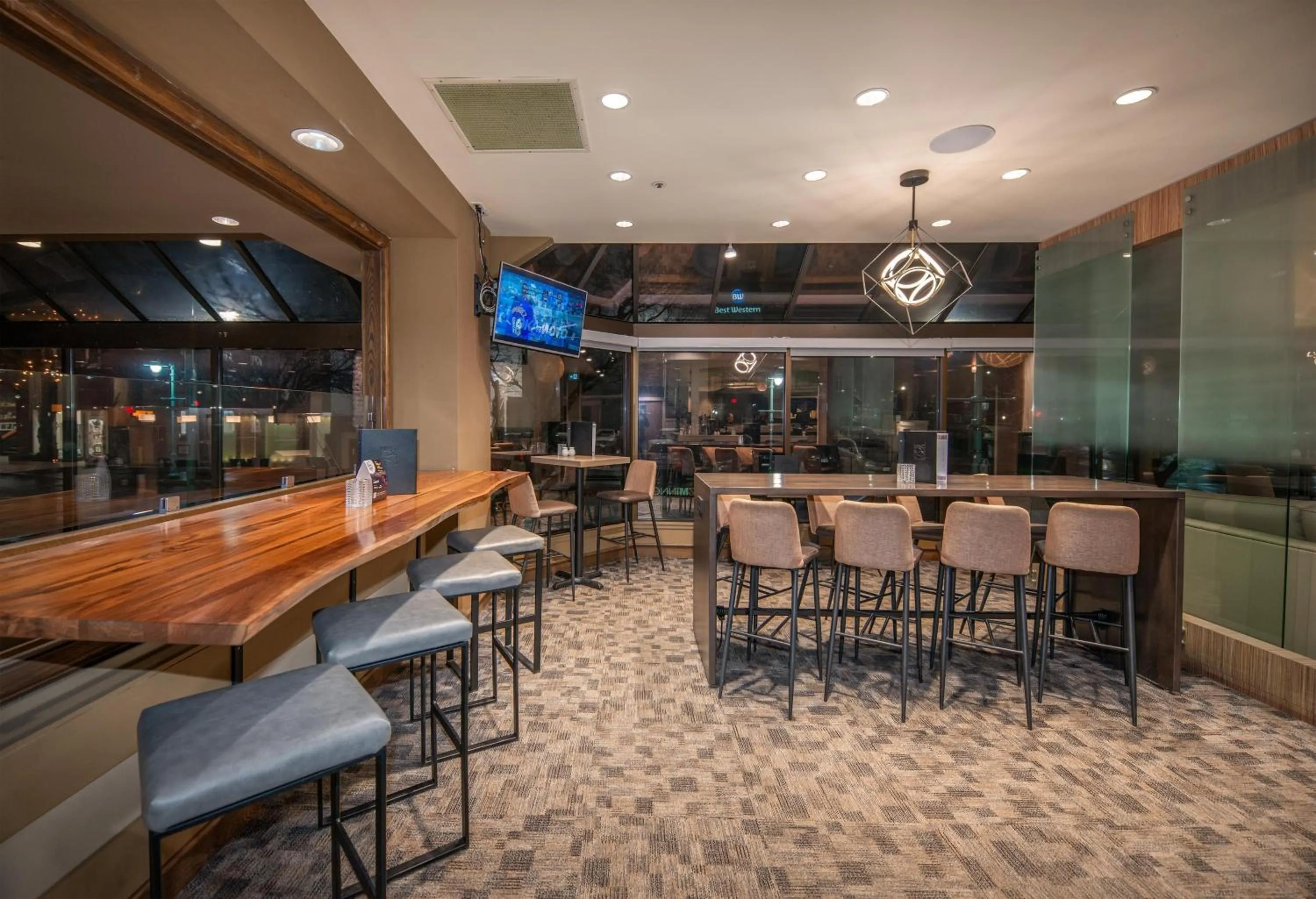 Restaurant/places to eat in Coast Bastion Hotel