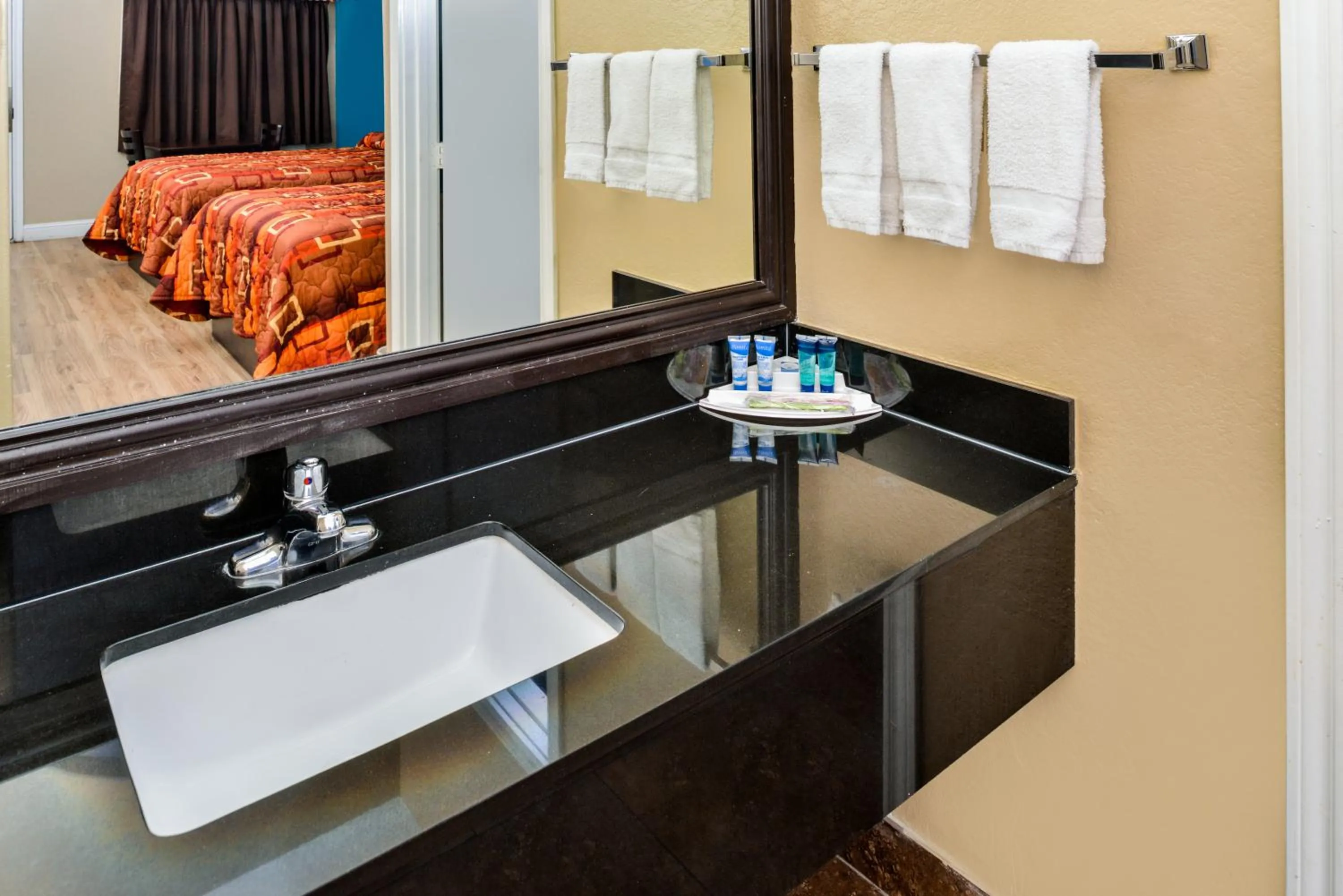 Bed in Scottish Inn and Suites Highway Six South