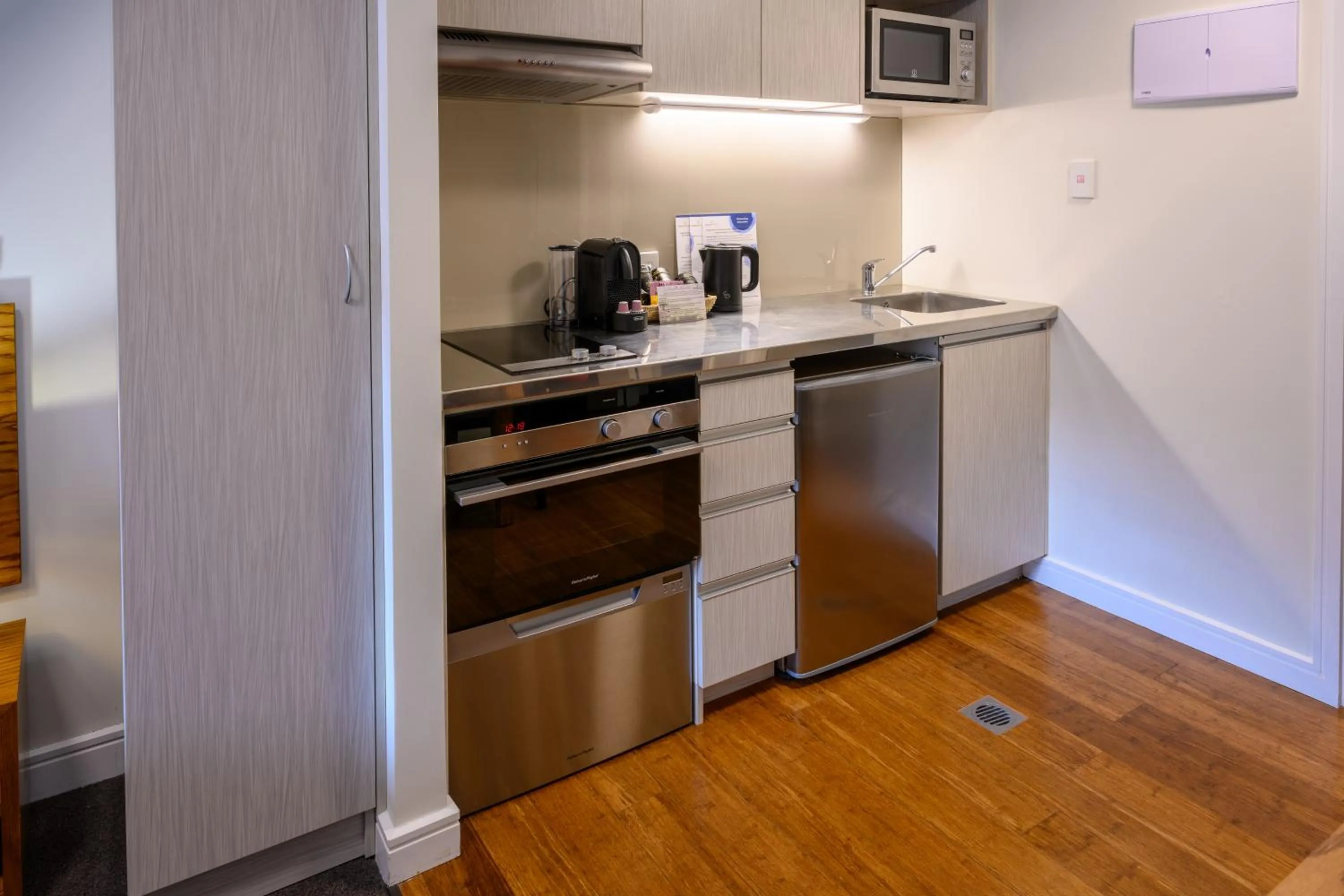 Coffee/tea facilities in Boulcott Suites